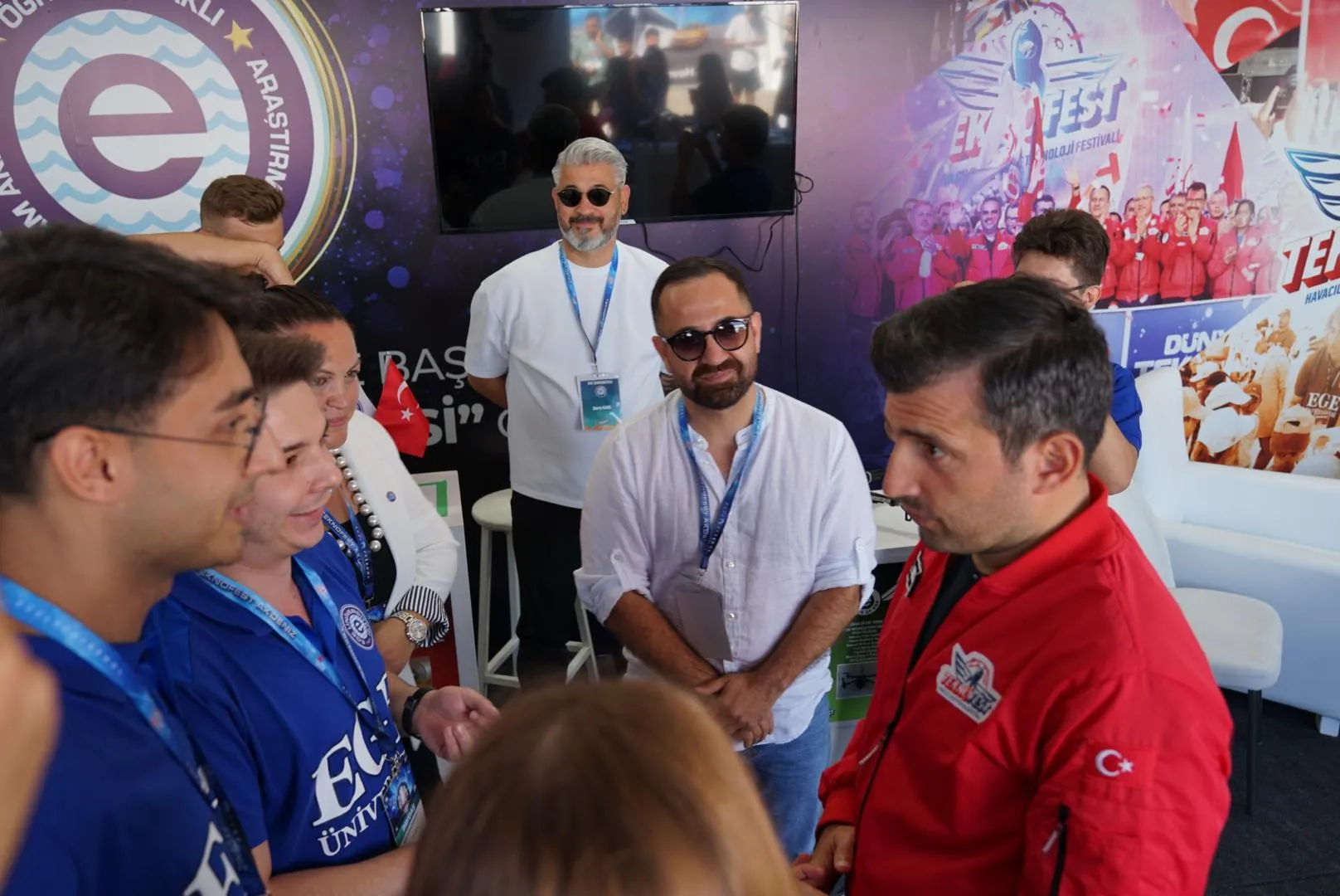 TEKNOFEST Yönetim Kurulu Başkanı Selçuk Bayraktar, Adana Havalimanı'nda düzenlenen Havacılık, Uzay ve Teknoloji Festivalinde Ege Üniversitesi standını ziyaret etti.