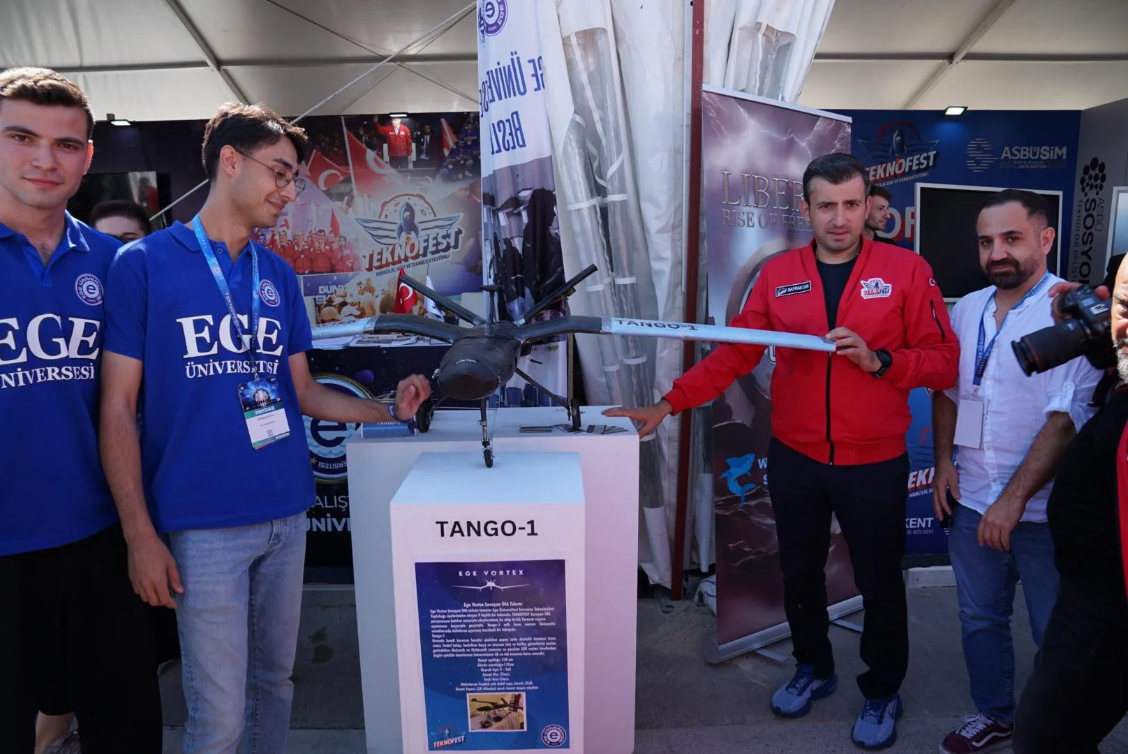 TEKNOFEST Yönetim Kurulu Başkanı Selçuk Bayraktar, Adana Havalimanı'nda düzenlenen Havacılık, Uzay ve Teknoloji Festivalinde Ege Üniversitesi standını ziyaret etti.