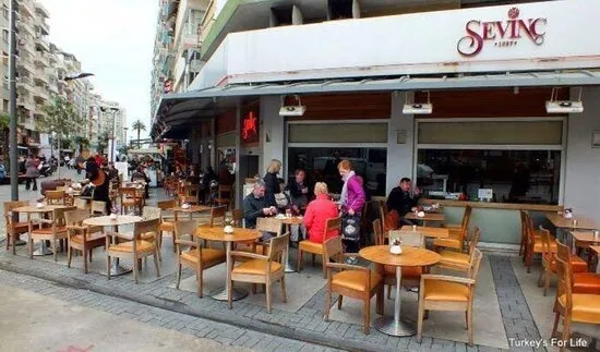 İzmir, zengin gastronomi kültürüyle ziyaretçilerine unutulmaz bir lezzet deneyimi sunuyor. Ege'nin eşsiz tatları ve deniz ürünleriyle dolu , her damak zevkine hitap eden restoranlar işte bu listede...