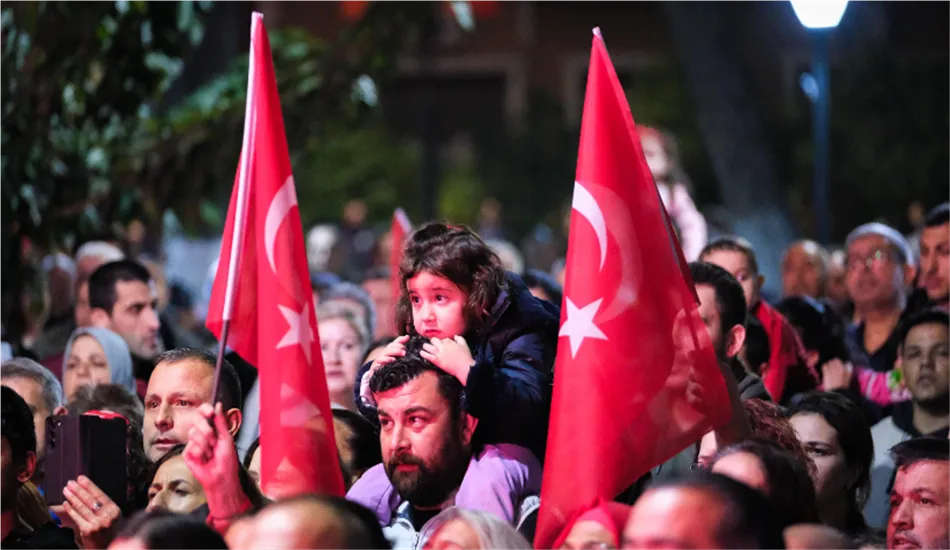  Tire'de Cumhuriyet Bayramı kutlamaları, fener alayı yürüyüşü ve Cumhuriyet Meydanı'ndaki görkemli programla unutulmaz anlara sahne oldu. 