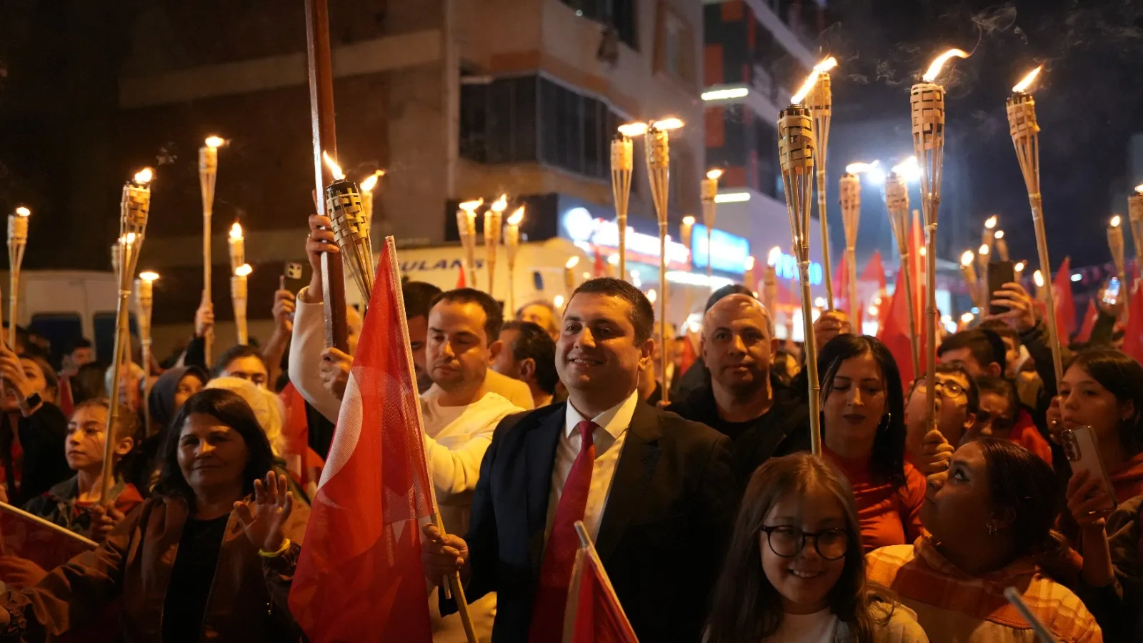 Torbalı’da düzenlenen 29 Ekim Cumhuriyet Bayramı kutlamaları, yarışmalar, spor müsabakaları ve konserle dolu dolu geçti.