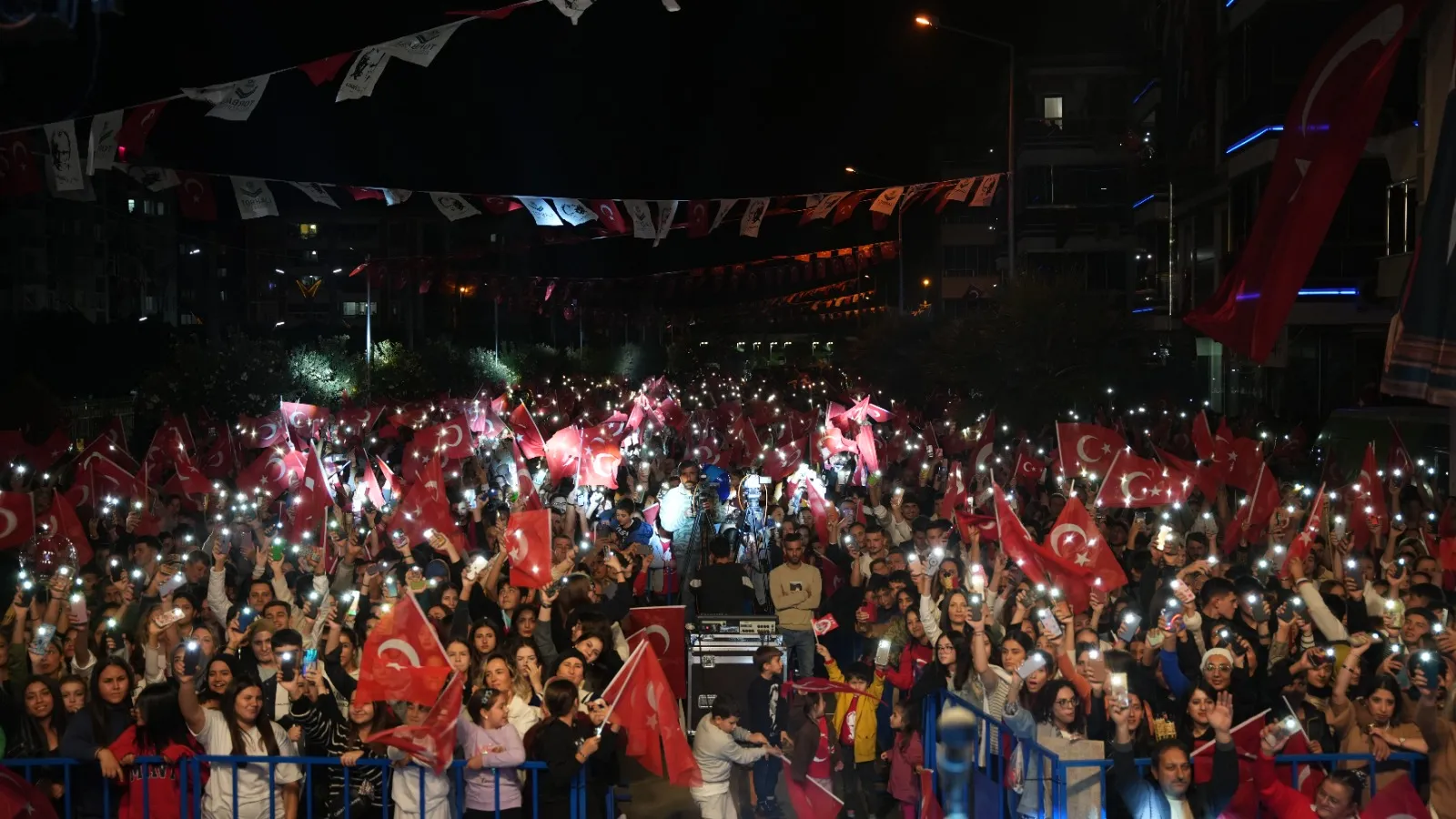 Torbalı’da düzenlenen 29 Ekim Cumhuriyet Bayramı kutlamaları, yarışmalar, spor müsabakaları ve konserle dolu dolu geçti.