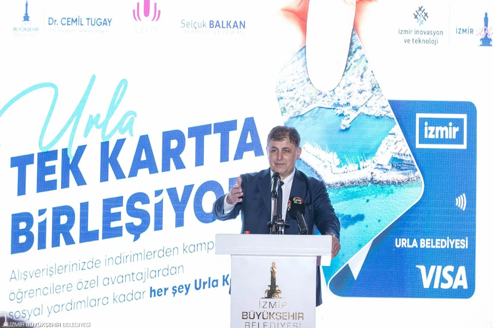 İzmir Büyükşehir Belediye Başkanı Dr. Cemil Tugay, İzmir Şehir Kart Projesi’nin ilçelerdeki ilk uygulaması olan Urla Kart’ı tanıttı.