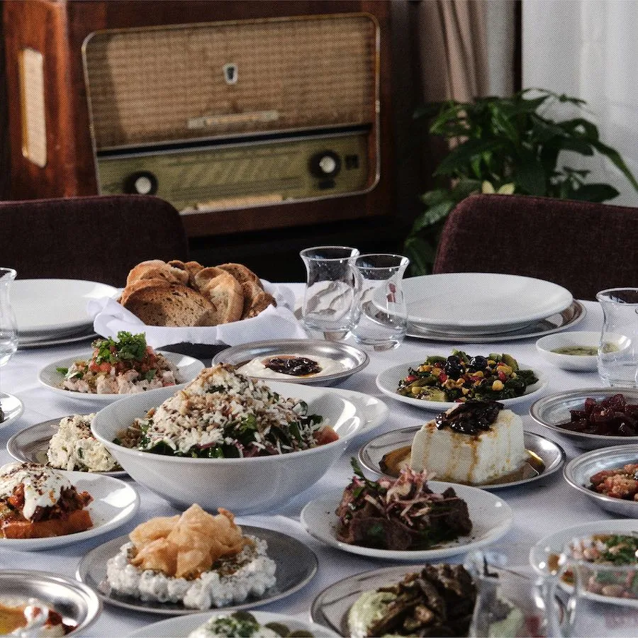 İzmir, zengin gastronomi kültürüyle ziyaretçilerine unutulmaz bir lezzet deneyimi sunuyor. Ege'nin eşsiz tatları ve deniz ürünleriyle dolu , her damak zevkine hitap eden restoranlar işte bu listede...