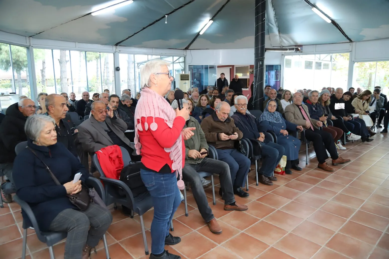 Dikili Belediye Başkanı Adil Kırgöz, vatandaşlarla birebir iletişim kurmak amacıyla başlattığı mahalle buluşmalarına Salihler Mahallesi ile devam etti. 