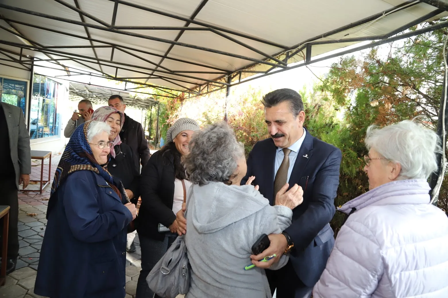 Dikili Belediye Başkanı Adil Kırgöz, vatandaşlarla birebir iletişim kurmak amacıyla başlattığı mahalle buluşmalarına Salihler Mahallesi ile devam etti. 