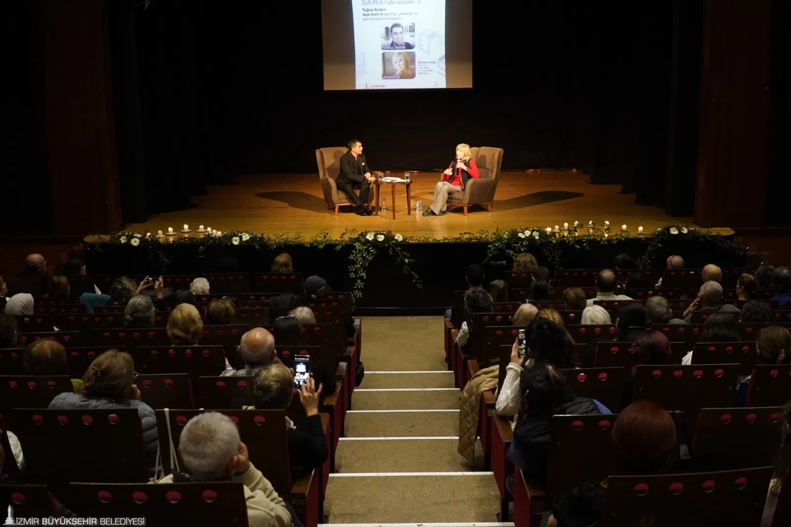 Usta yazar Ayşe Kulin, İzmir Sanat Söyleşileri'nde okurlarıyla buluştu. Söyleşide, kendi yazma serüvenini, ilham kaynaklarını ve son kitabı 4 Gün 3 Gece'yi anlattı. 