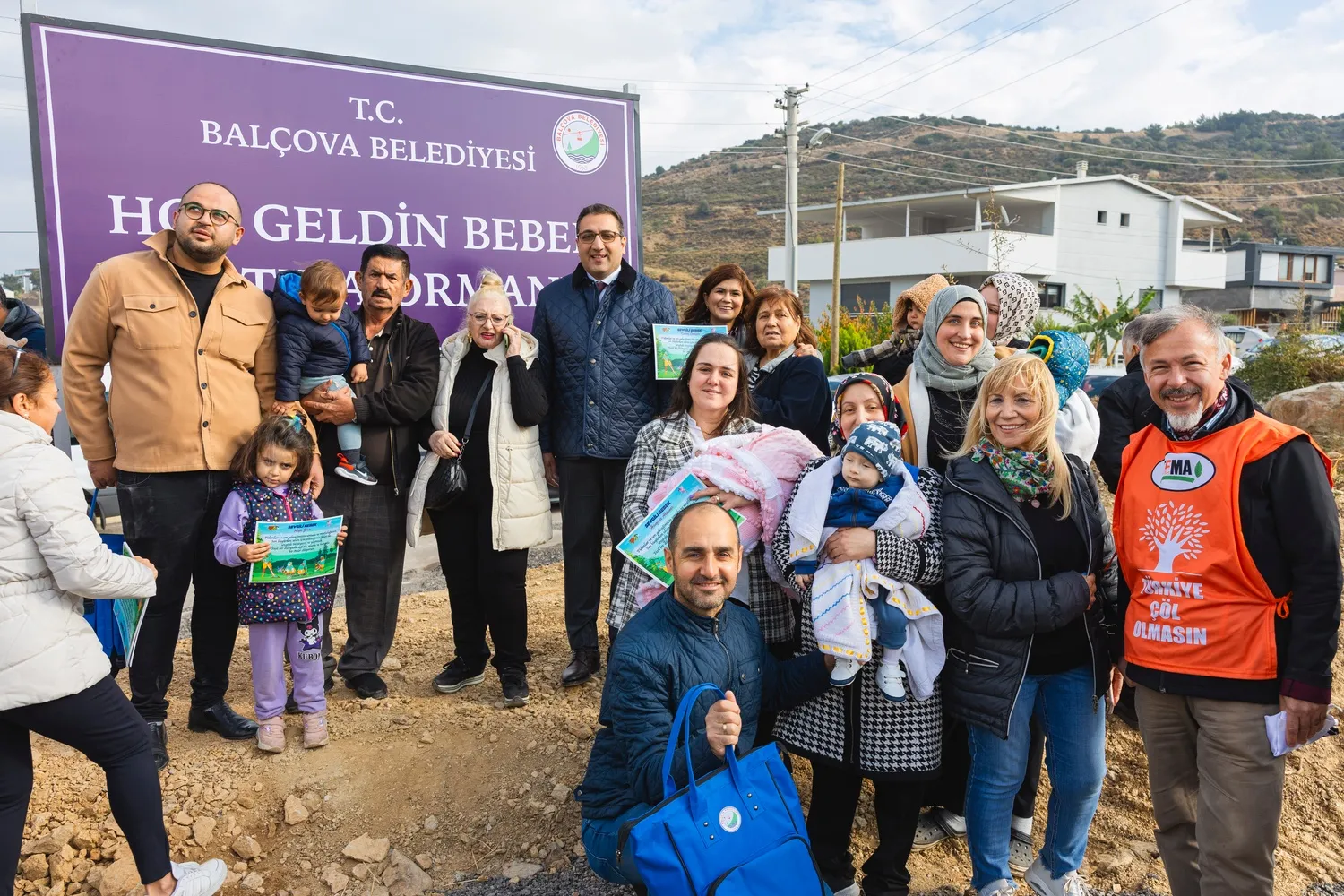 Balçova Belediyesi, Dünya Çocuk Hakları Günü’nde "Hoş Geldin Bebek" Ormanı için fidan dikimi etkinliği düzenledi. Aileler bebekleri adına fidan dikerek doğayı koruma mesajı verdi.