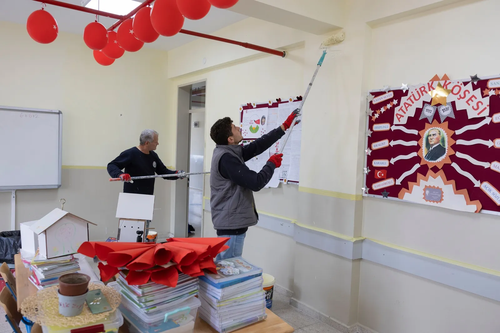 Balçova Belediyesi, ara tatili fırsat bilerek Asil Nadir, Yusuf Uz ve Sacide Ayaz okullarına boya desteği sağladı. Belediye Başkanı Yiğit, eğitim kurumlarına desteklerinin süreceğini belirtti.