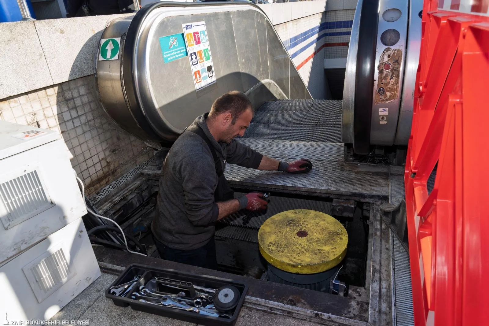 İzmir Büyükşehir Belediye Başkanı Cemil Tugay, hükümetin İzmir projelerine destek vermediğini vurguladı, Körfez temizliği ve altyapı yatırımlarına dair eleştirilerde bulundu.