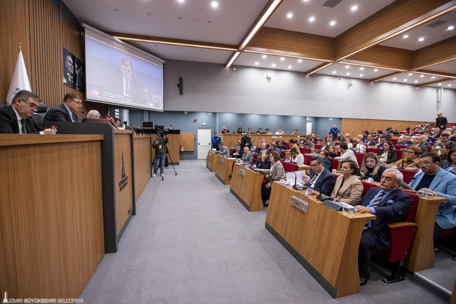 İzmir Büyükşehir Belediye Başkanı Cemil Tugay, hükümetin İzmir projelerine destek vermediğini vurguladı, Körfez temizliği ve altyapı yatırımlarına dair eleştirilerde bulundu.