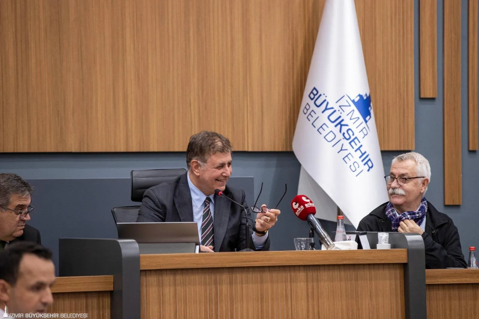 İzmir Büyükşehir Belediye Başkanı Cemil Tugay, hükümetin İzmir projelerine destek vermediğini vurguladı, Körfez temizliği ve altyapı yatırımlarına dair eleştirilerde bulundu.