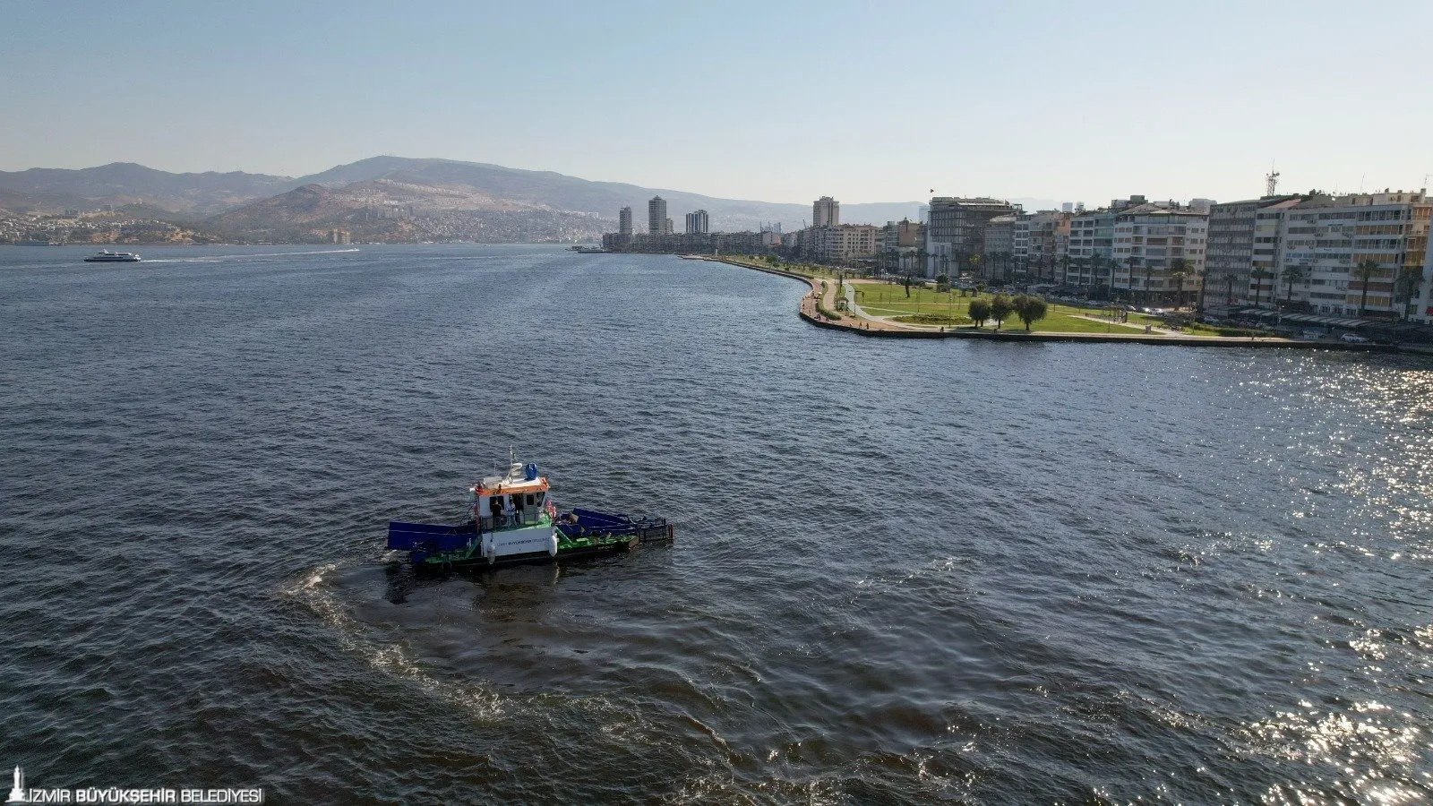 İzmir Büyükşehir Belediye Başkanı Cemil Tugay, hükümetin İzmir projelerine destek vermediğini vurguladı, Körfez temizliği ve altyapı yatırımlarına dair eleştirilerde bulundu.