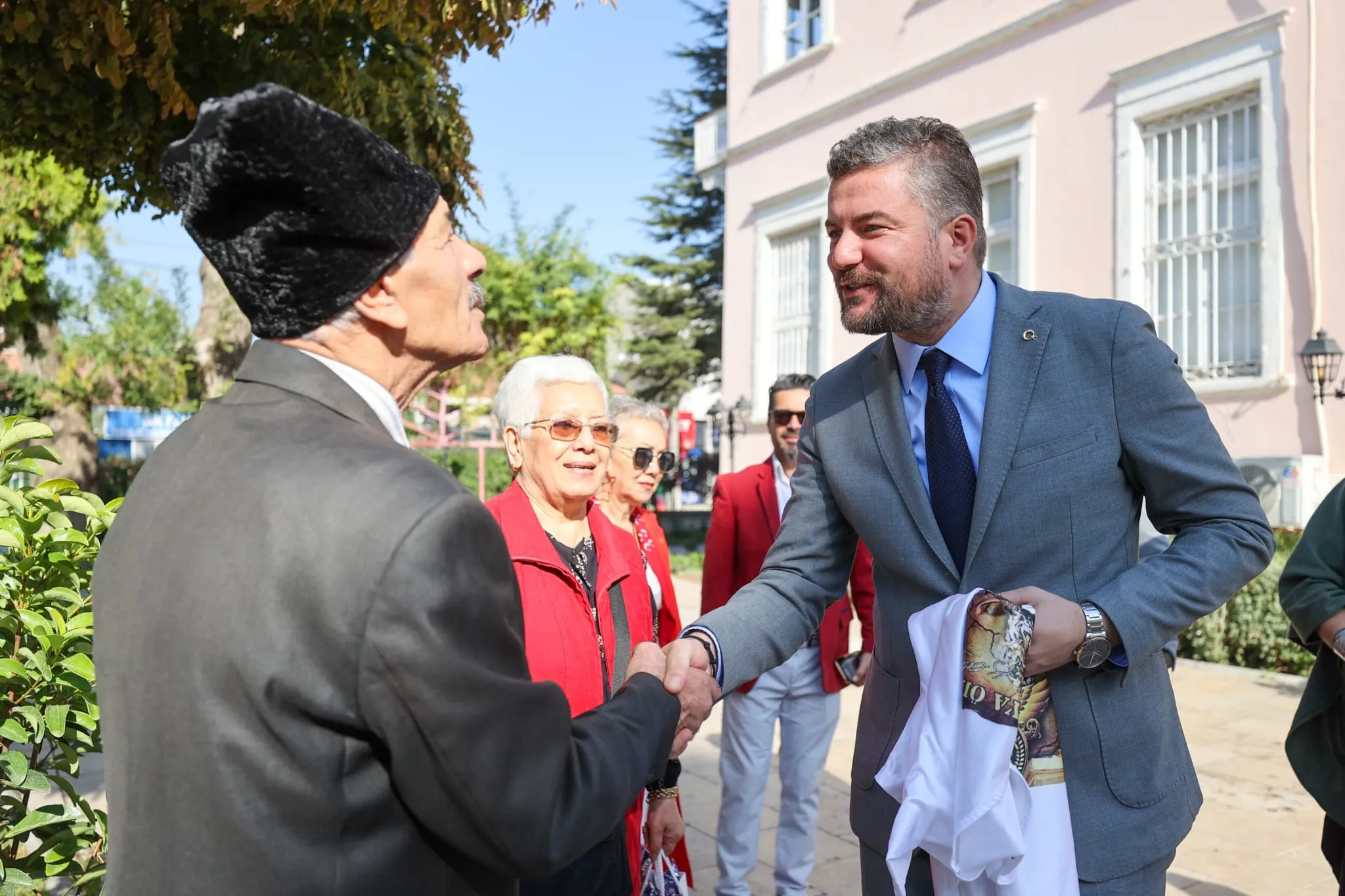 Buca Belediye Başkanı Görkem Duman, Sosyal Yaşam Kampüsü'nde tanışıp evlenen dört çiftle bir araya gelerek onlara özel bir İzmir turu düzenledi. "Çınarlarımız başımızın tacı" dedi.