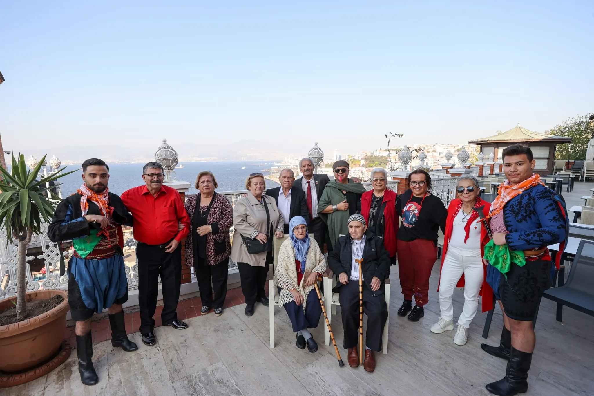 Buca Belediye Başkanı Görkem Duman, Sosyal Yaşam Kampüsü'nde tanışıp evlenen dört çiftle bir araya gelerek onlara özel bir İzmir turu düzenledi. "Çınarlarımız başımızın tacı" dedi.