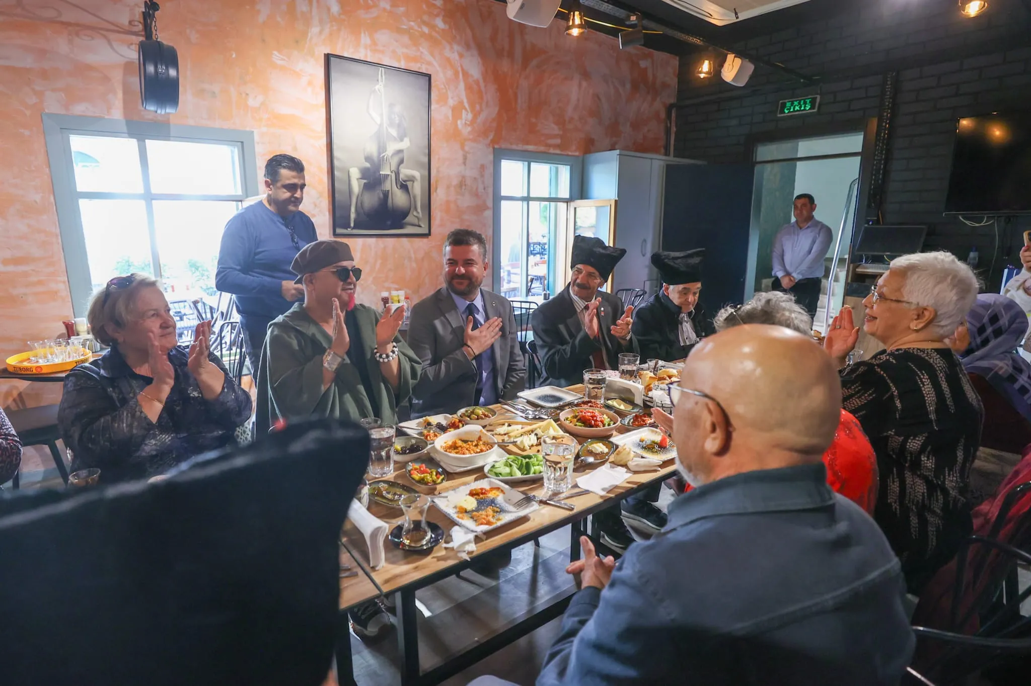 Buca Belediye Başkanı Görkem Duman, Sosyal Yaşam Kampüsü'nde tanışıp evlenen dört çiftle bir araya gelerek onlara özel bir İzmir turu düzenledi. "Çınarlarımız başımızın tacı" dedi.