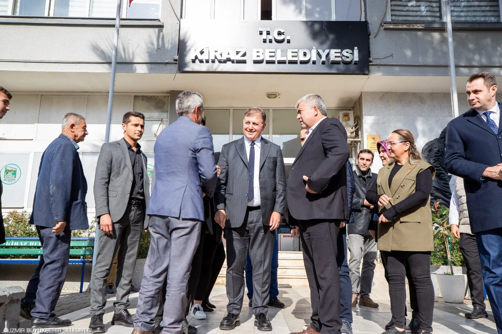 İzmir Büyükşehir Belediye Başkanı Cemil Tugay, Kiraz’da düzenlenen toplantıda ilçenin sorunlarını ele aldı. Tugay, sosyal yardımlar ve eşit hizmet vurgusu yaparak, “Millet koyun sürüsü değil” dedi.