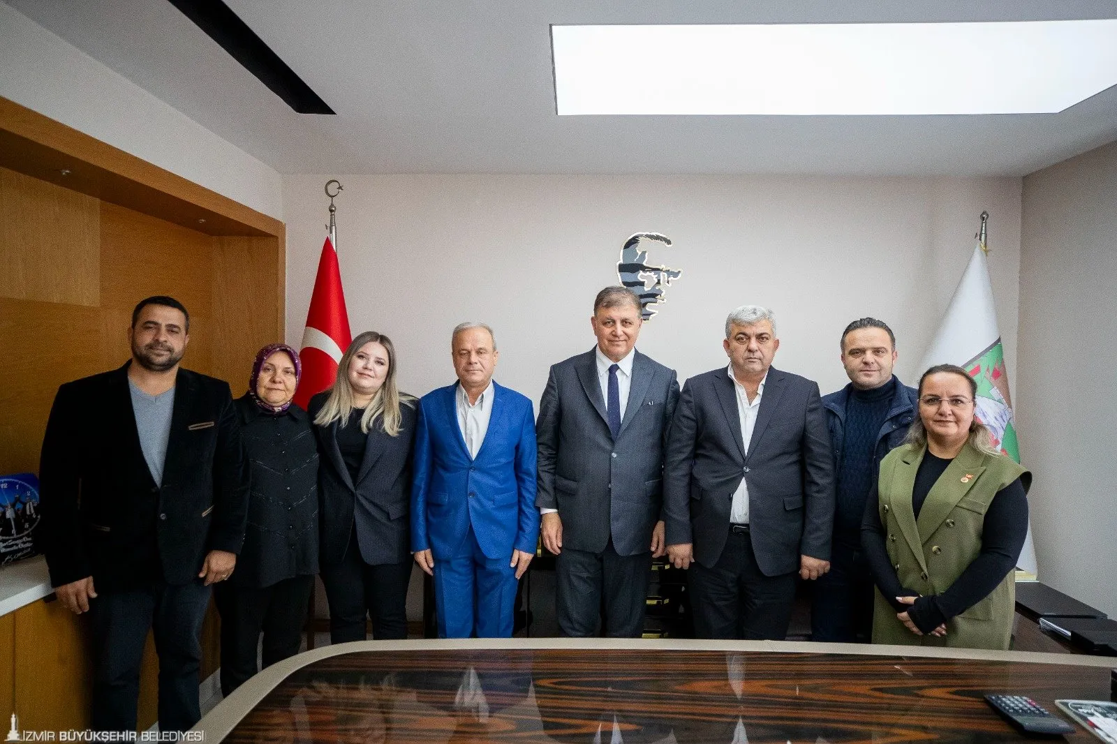 İzmir Büyükşehir Belediye Başkanı Cemil Tugay, Kiraz’da düzenlenen toplantıda ilçenin sorunlarını ele aldı. Tugay, sosyal yardımlar ve eşit hizmet vurgusu yaparak, “Millet koyun sürüsü değil” dedi.