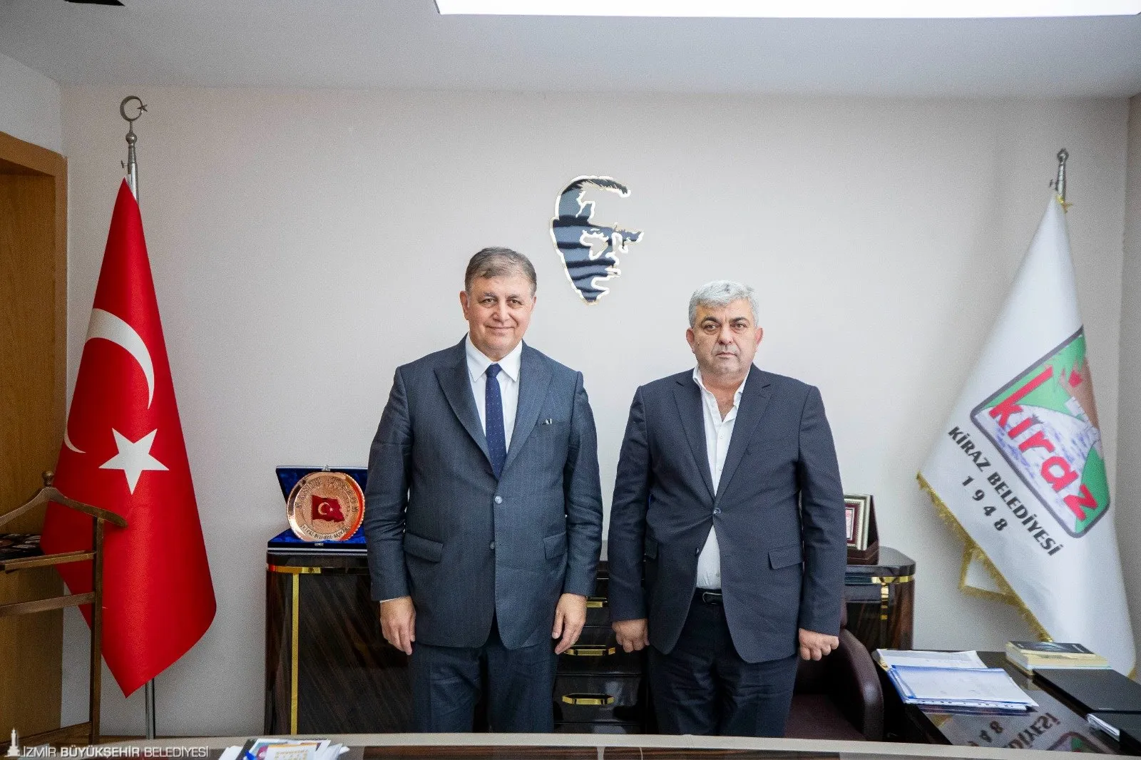 İzmir Büyükşehir Belediye Başkanı Cemil Tugay, Kiraz’da düzenlenen toplantıda ilçenin sorunlarını ele aldı. Tugay, sosyal yardımlar ve eşit hizmet vurgusu yaparak, “Millet koyun sürüsü değil” dedi.