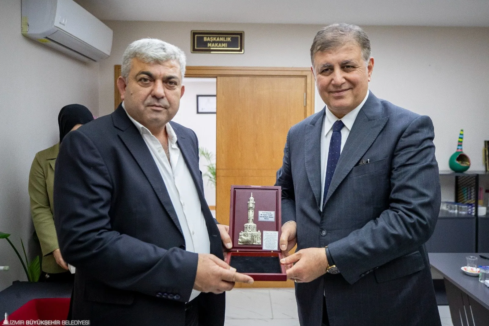 İzmir Büyükşehir Belediye Başkanı Cemil Tugay, Kiraz’da düzenlenen toplantıda ilçenin sorunlarını ele aldı. Tugay, sosyal yardımlar ve eşit hizmet vurgusu yaparak, “Millet koyun sürüsü değil” dedi.