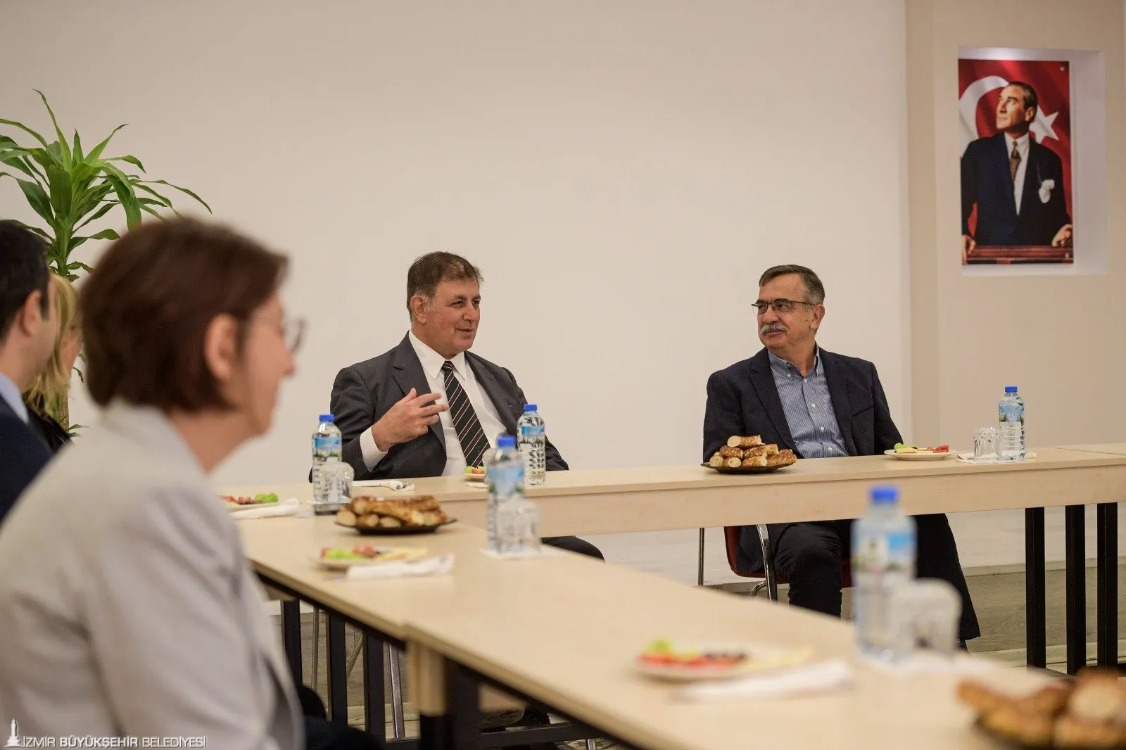 İzmir Büyükşehir Belediye Başkanı Dr. Cemil Tugay, İzmir Tabip Odası’nı ziyaret ederek, İzmir’de sağlık hizmetlerinin geliştirilmesi için tüm sağlık kuruluşlarıyla iş birliği süreci başlatmayı önerdi.