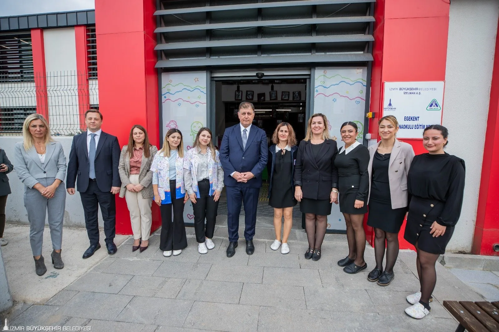 İzmir Büyükşehir Belediye Başkanı Cemil Tugay, İZELMAN Egekent Kreş ve Anaokulu'nu ziyaret etti. Başkan, okul ücretlerini yarıya düşürdüklerini ve kreş sayısını iki katına çıkaracaklarını duyurdu.