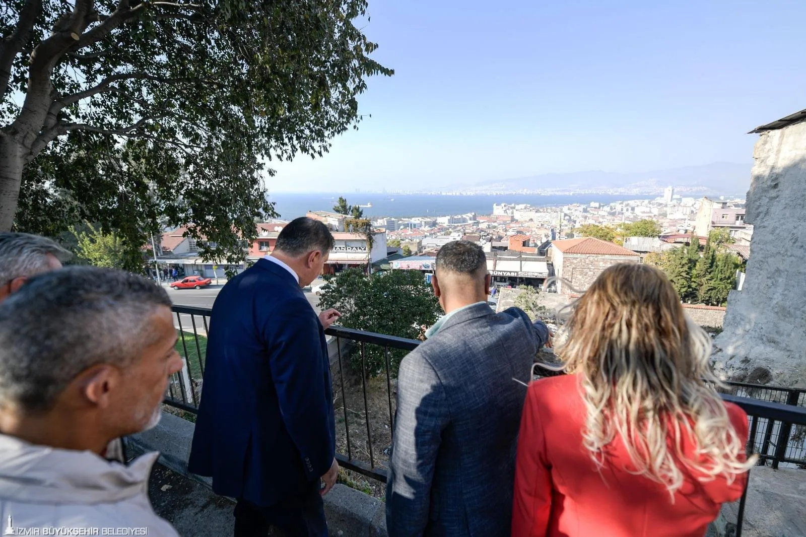 Başkan Tugay ve Mutlu, Konak’ın tarihi mahallelerinde inceleme yaptı. Küçük dokunuşlarla bölgenin yaşam kalitesini artırmayı ve tarihi dokuyu korumayı hedefliyorlar.