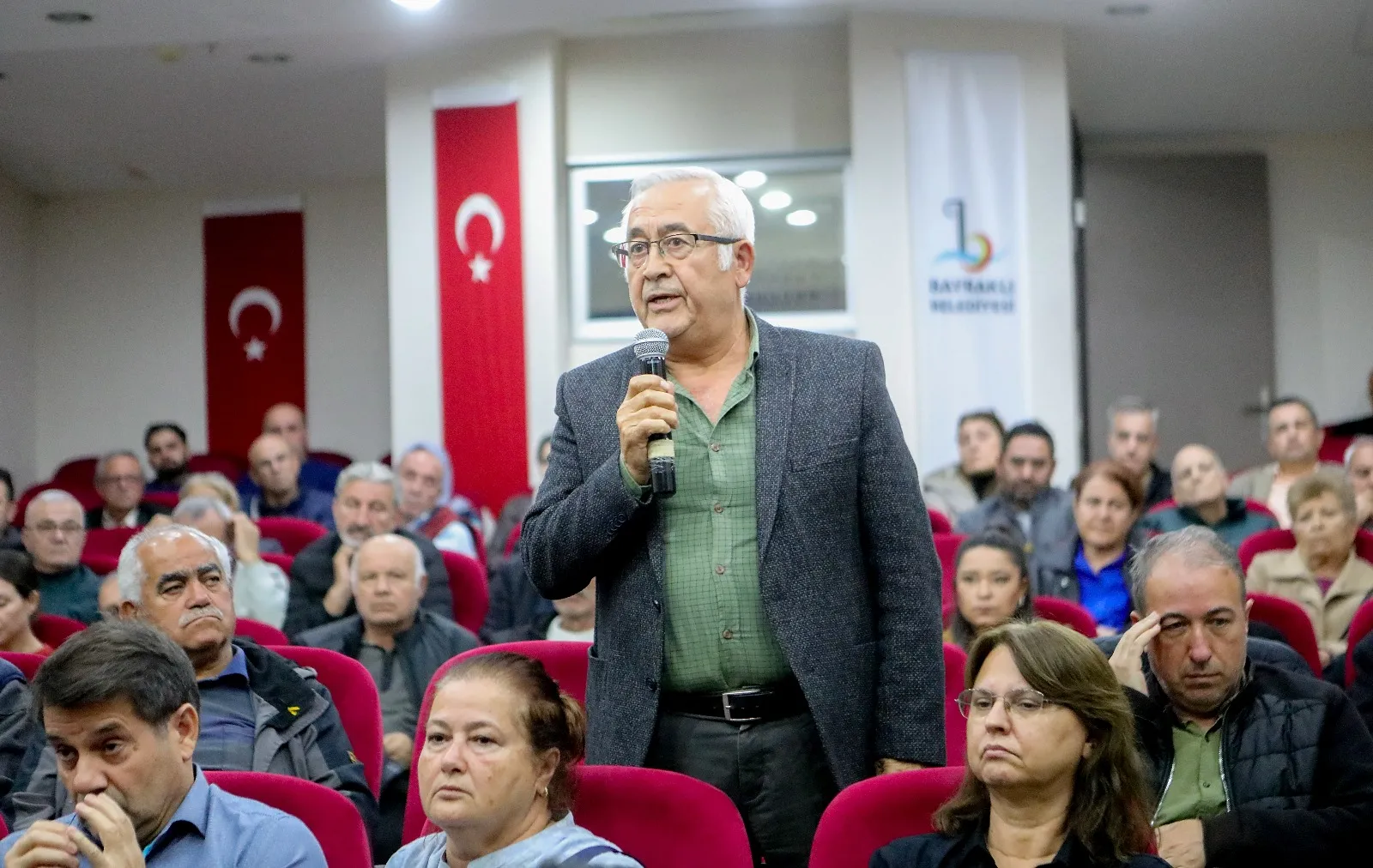 Bayraklı Belediye Başkanı İrfan Önal, depremzedelere yönelik yapılan projeler ve kentsel dönüşüm sürecini hızlandırmak için alınan kararlar hakkında bilgilendirmede bulundu.