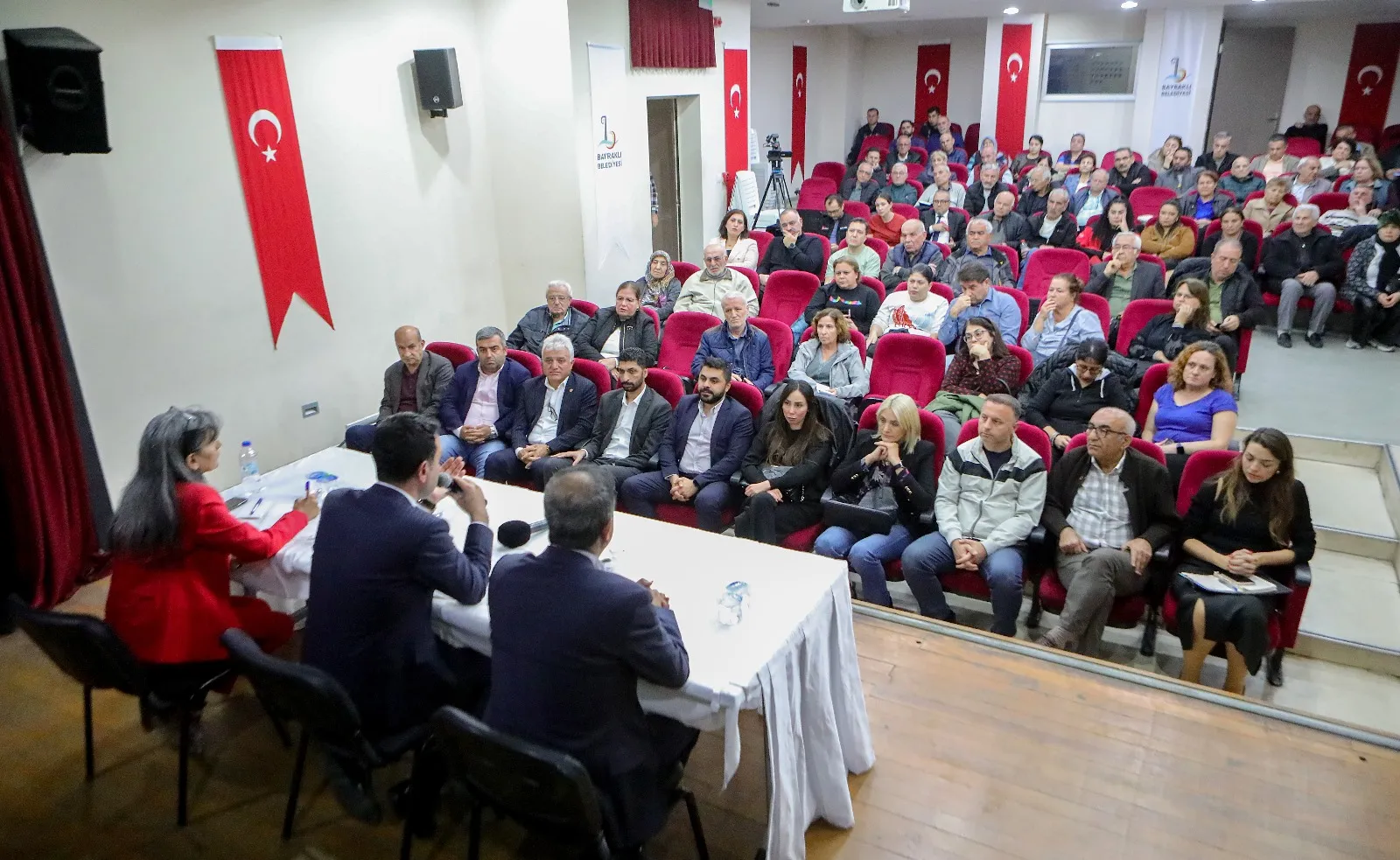 Bayraklı Belediye Başkanı İrfan Önal, depremzedelere yönelik yapılan projeler ve kentsel dönüşüm sürecini hızlandırmak için alınan kararlar hakkında bilgilendirmede bulundu.