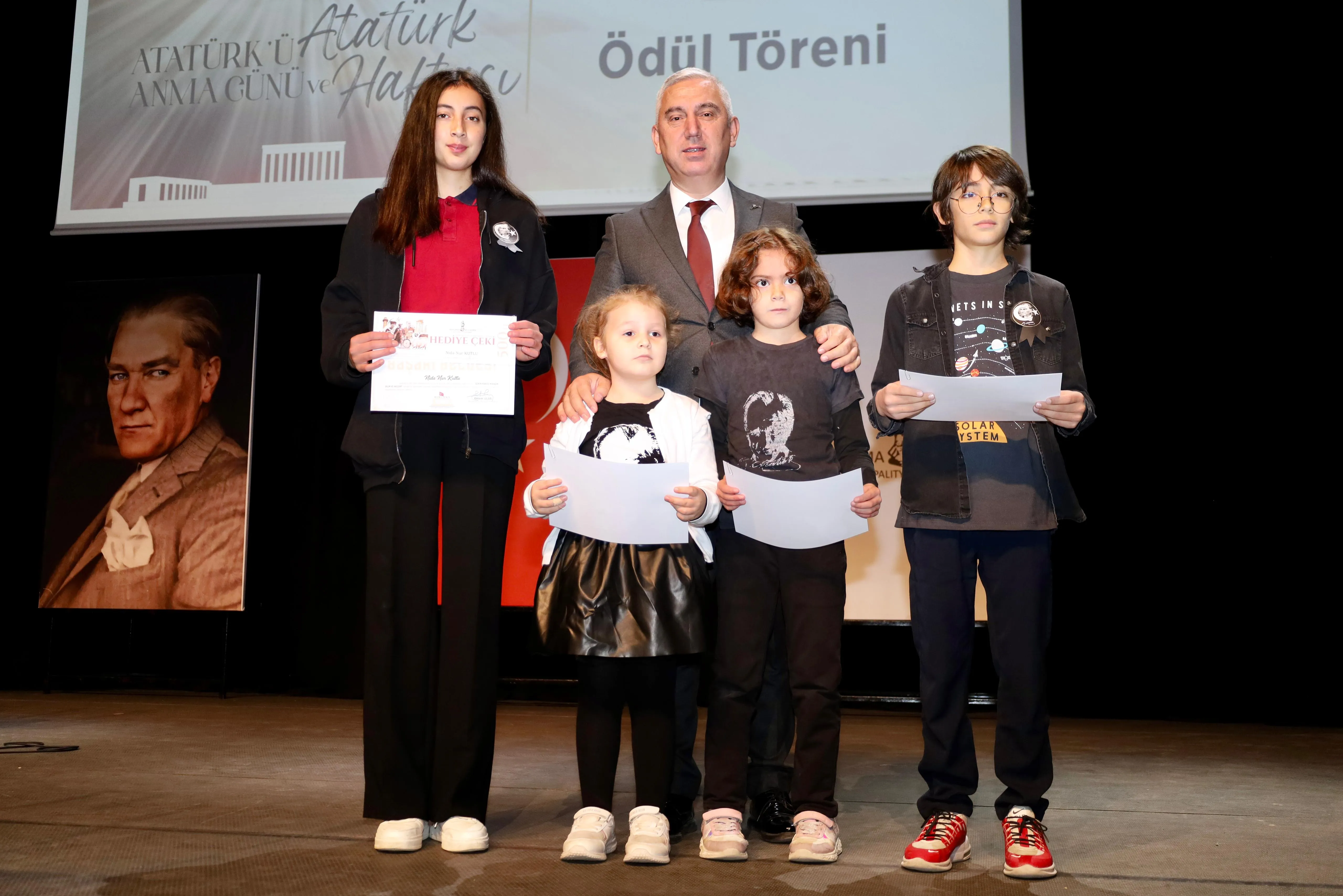 Bergama’da Atatürk'ün 86. ölüm yıldönümü, düzenlenen tören ve programla anıldı. Belediye Başkanı Tanju Çelik, bilim ve akıl yolunda ilerleyeceklerini vurguladı.