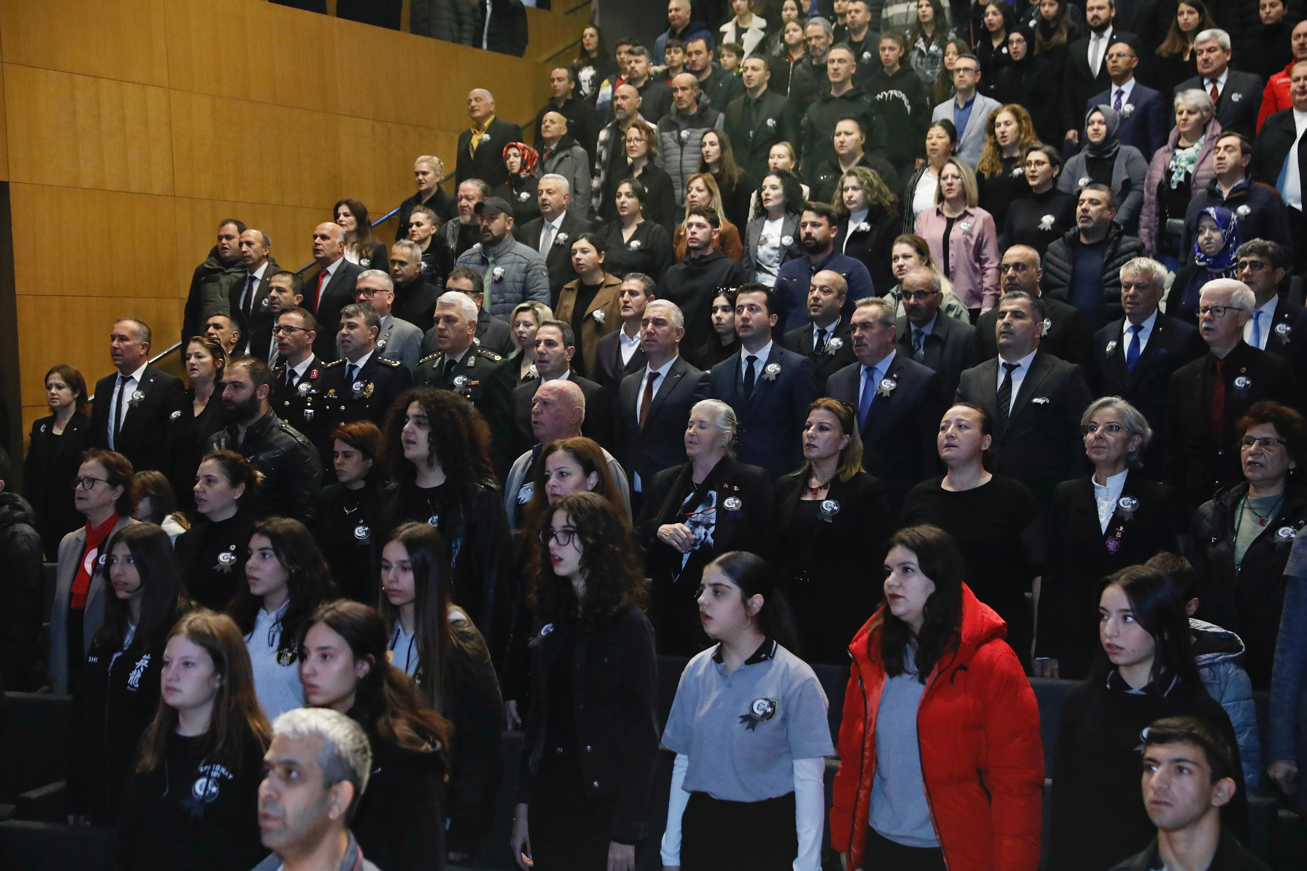 Bergama’da Atatürk'ün 86. ölüm yıldönümü, düzenlenen tören ve programla anıldı. Belediye Başkanı Tanju Çelik, bilim ve akıl yolunda ilerleyeceklerini vurguladı.