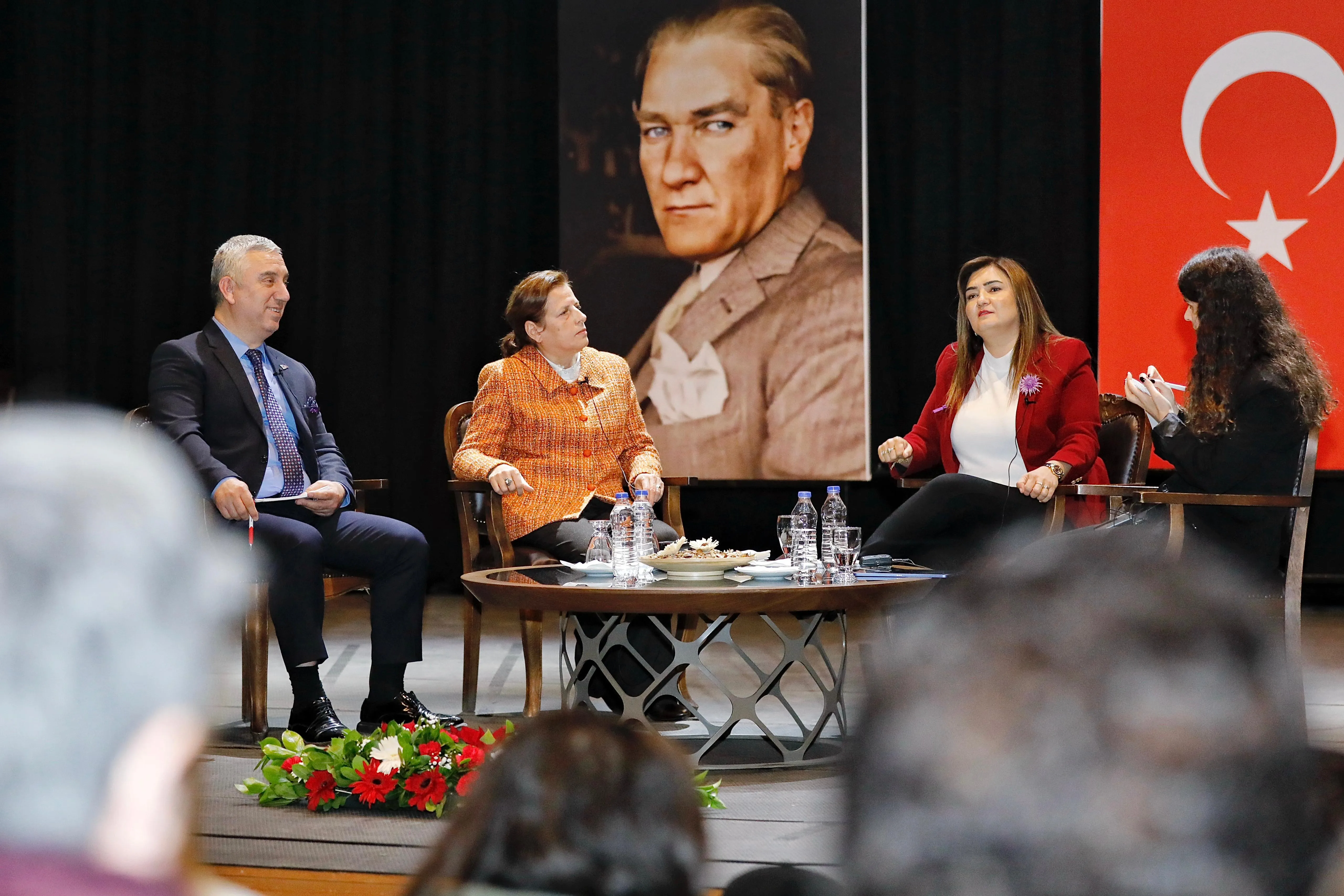 Bergama Belediyesi, 25 Kasım Kadına Yönelik Şiddete Karşı Uluslararası Mücadele Günü'nde farkındalık için söyleşi düzenledi. Başkan Çelik, şiddetin eğitimle önlenebileceğine dikkat çekti.