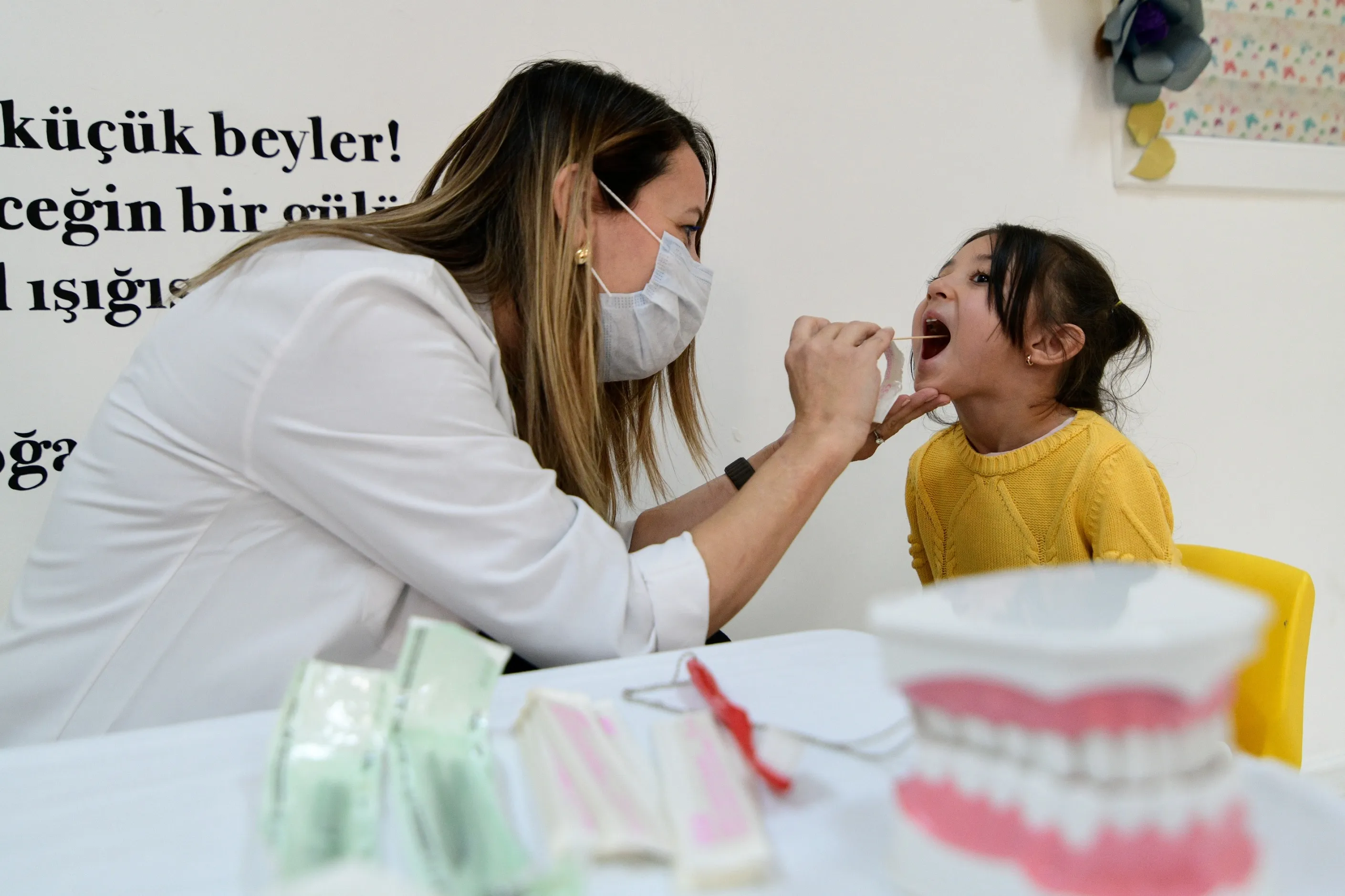 Bornova Belediyesi, 3-6 yaş arasındaki çocuklara ağız ve diş sağlığı eğitimi vererek, sağlıklı alışkanlıklar kazandırmayı hedefledi. Başkan Eşki, toplumsal sağlık bilinci oluşturmaya dikkat çekti.