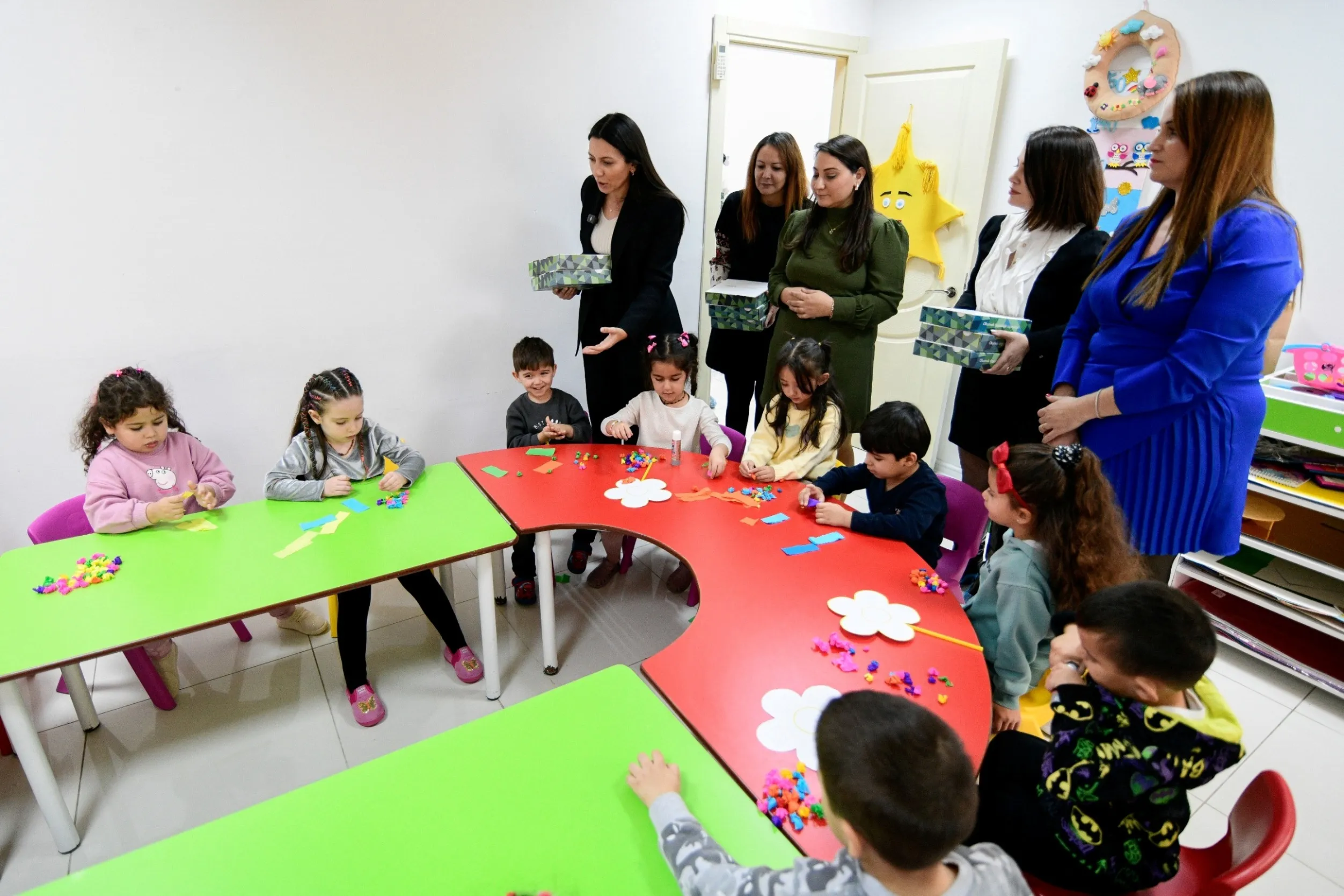 Bornova Belediyesi, çocukları akran zorbalığına karşı bilinçlendirmek için önemli bir adım attı. Dağıtılan kitaplarla çocukların daha sağlıklı ilişkiler kurmaları hedefleniyor.