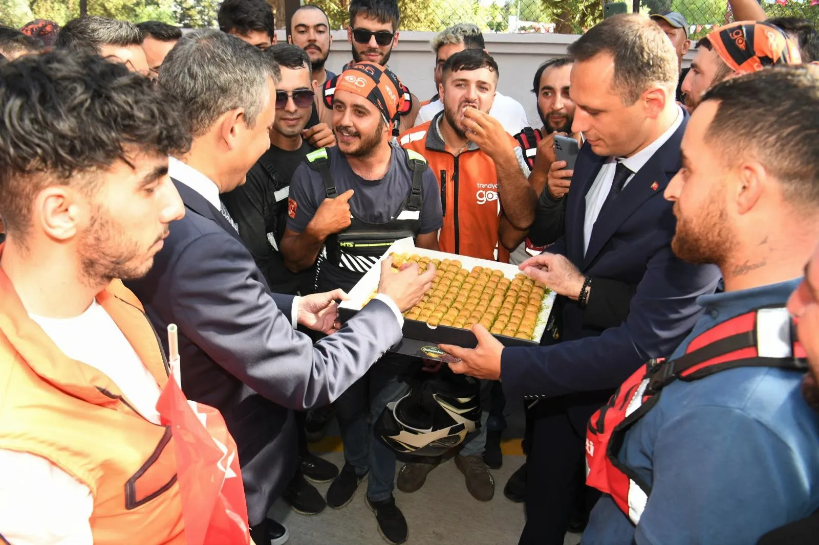 Bornova-Bayraklı Moto Kuryeler Derneği Başkanı Akın Ak ve yardımcıları, yeni park alanı için Başkan Eşki’ye teşekkür etti. Eşki, düzenlemelerin hızla tamamlanacağını ve örgütlenmenin önemini vurguladı