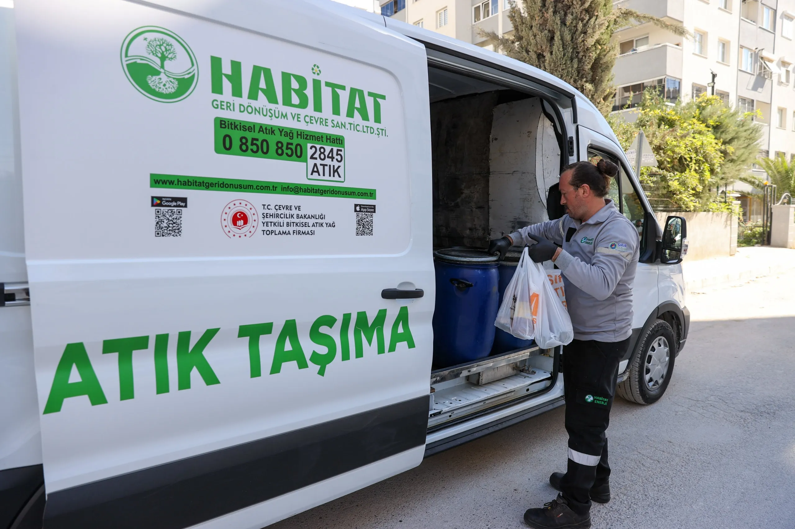 Buca Belediyesi, sürdürülebilir bir çevre için önemli bir adım atarak topladığı 65 ton evsel bitkisel atık yağı geri dönüşüme kazandırdı. 