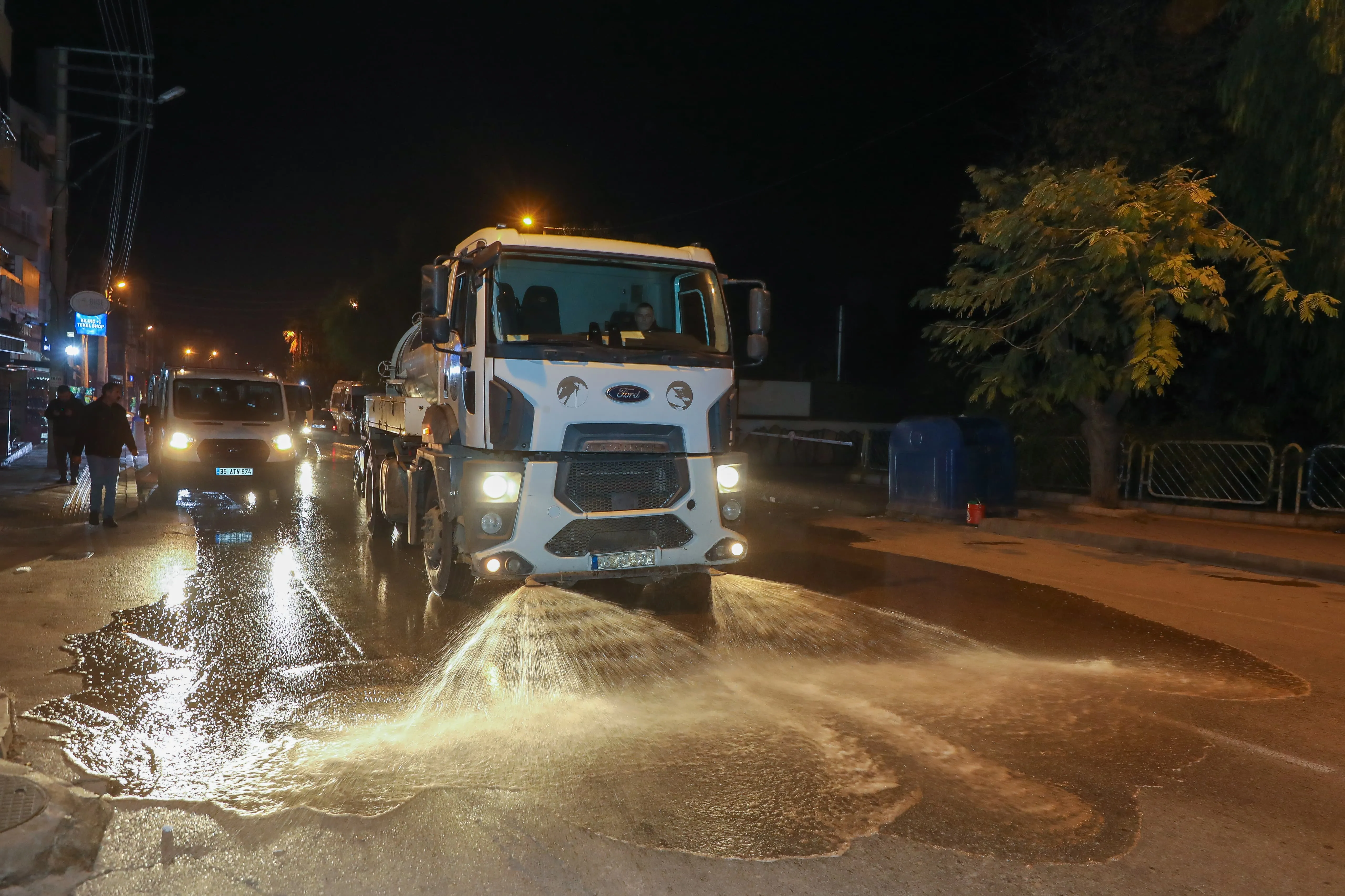 İzmir Buca'da temizlik çalışmaları tüm hızıyla devam ediyor. Belediye Başkanı Görkem Duman'ın liderliğinde sürdürülen çalışmalar sayesinde ilçe, yeni yıla tertemiz girmeye hazırlanıyor.