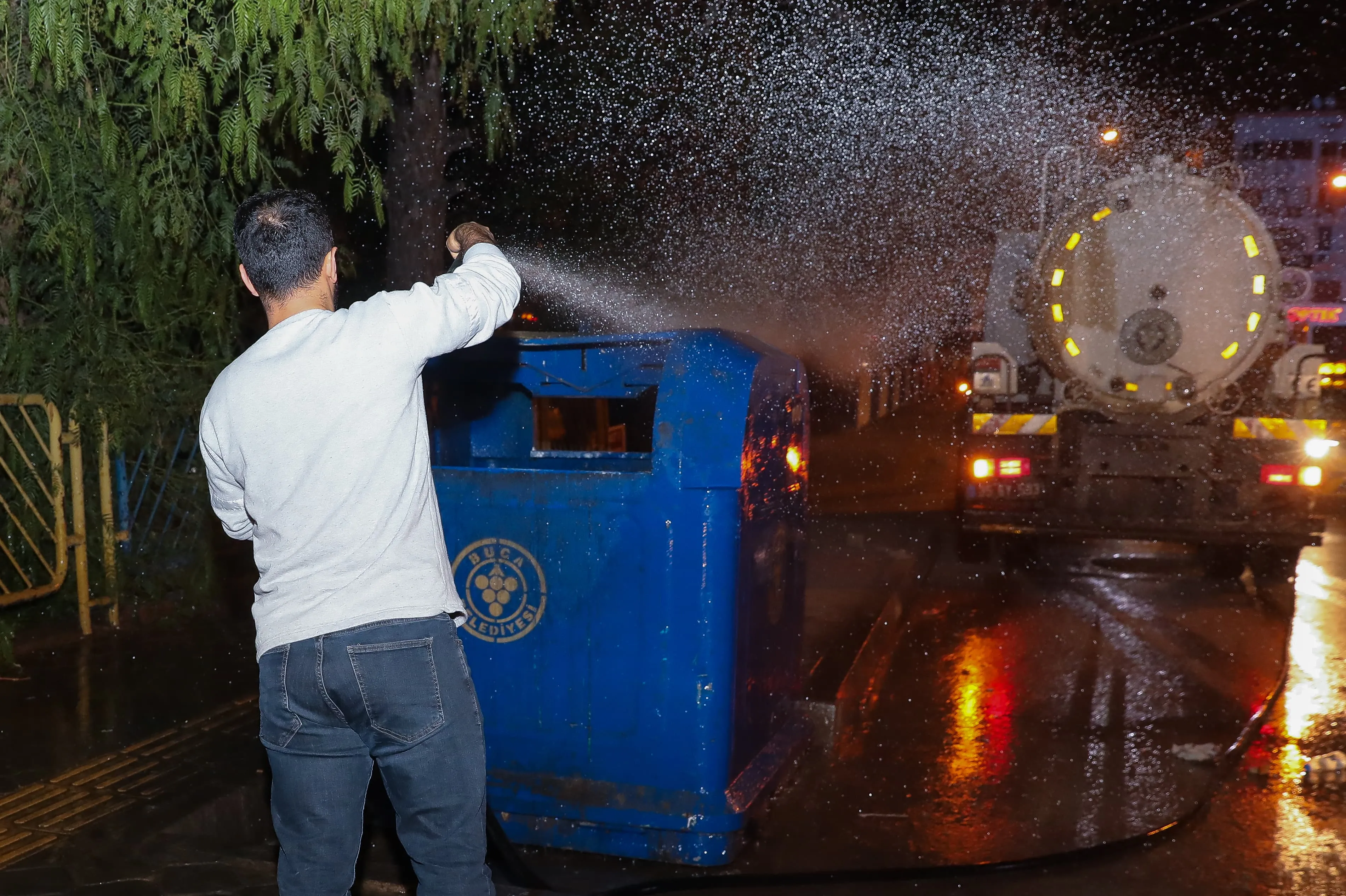 İzmir Buca'da temizlik çalışmaları tüm hızıyla devam ediyor. Belediye Başkanı Görkem Duman'ın liderliğinde sürdürülen çalışmalar sayesinde ilçe, yeni yıla tertemiz girmeye hazırlanıyor.