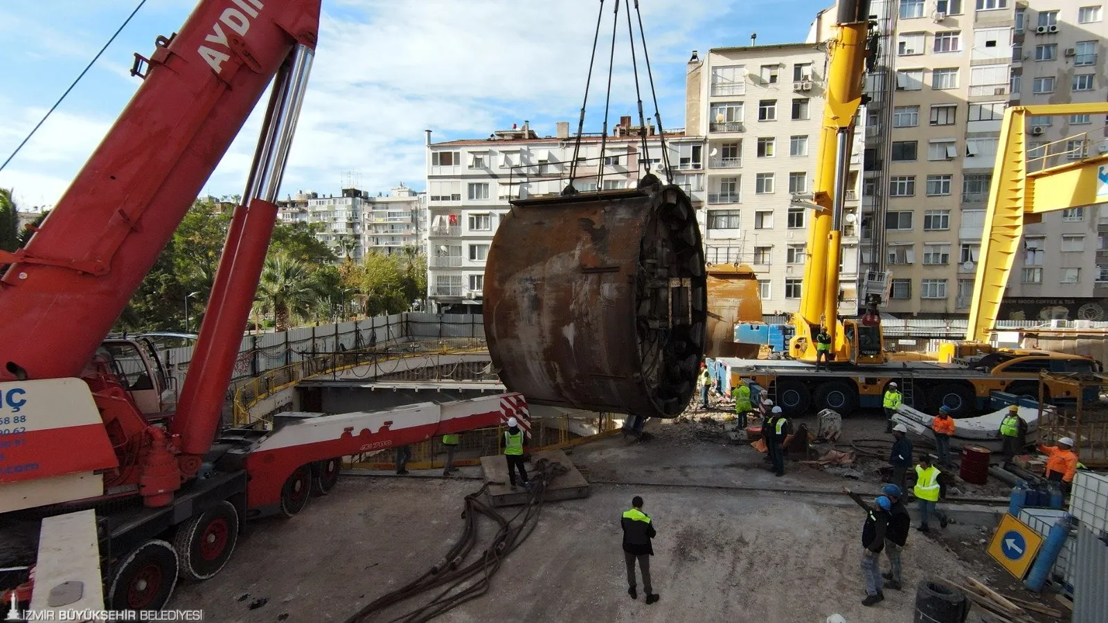 İzmir Büyükşehir Belediyesi, Buca Metrosu için 450 tonluk tünel açma makinesi (TBM) parçalarını taşımaya başladı. TBM, General Asım Gündüz İstasyonu'nda kurularak tünel kazmaya devam edecek.