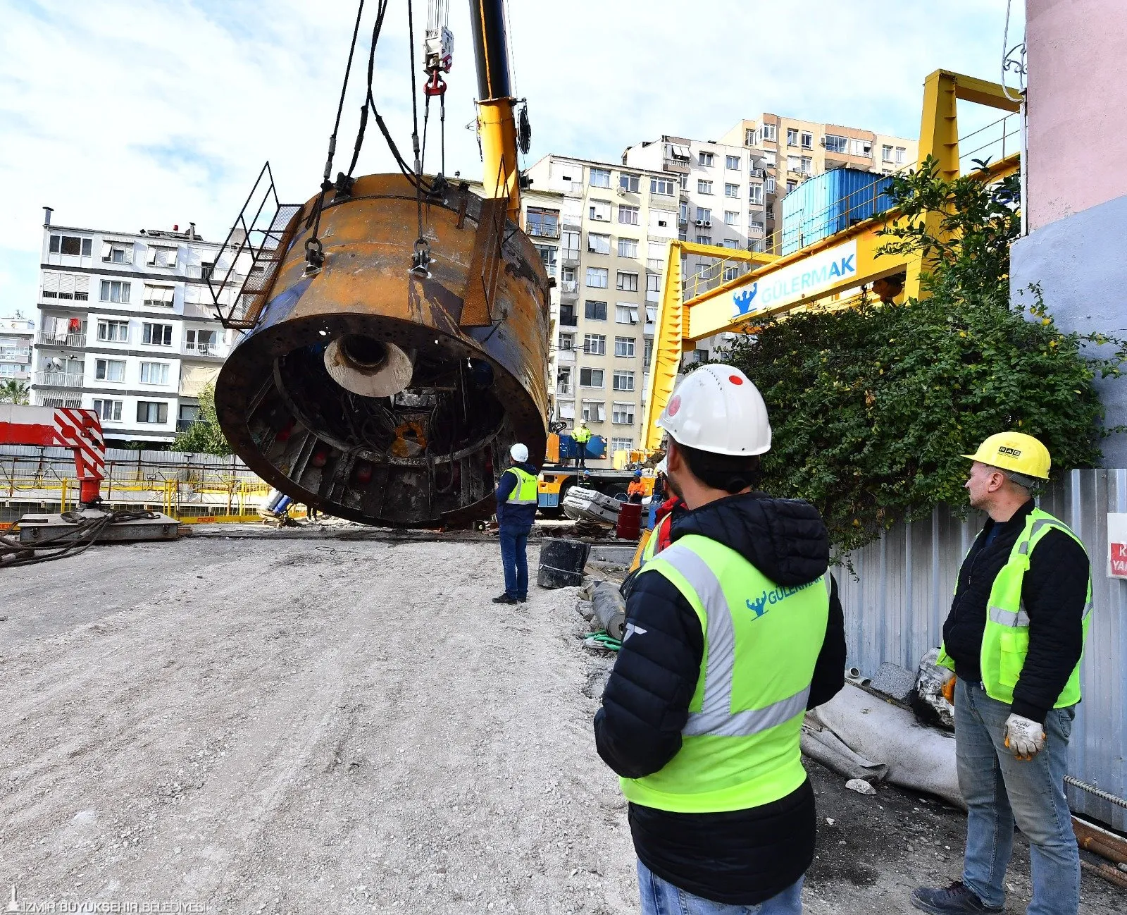 İzmir Büyükşehir Belediyesi, Buca Metrosu için 450 tonluk tünel açma makinesi (TBM) parçalarını taşımaya başladı. TBM, General Asım Gündüz İstasyonu'nda kurularak tünel kazmaya devam edecek.