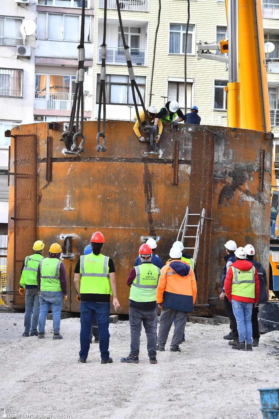 İzmir Büyükşehir Belediyesi, Buca Metrosu için 450 tonluk tünel açma makinesi (TBM) parçalarını taşımaya başladı. TBM, General Asım Gündüz İstasyonu'nda kurularak tünel kazmaya devam edecek.