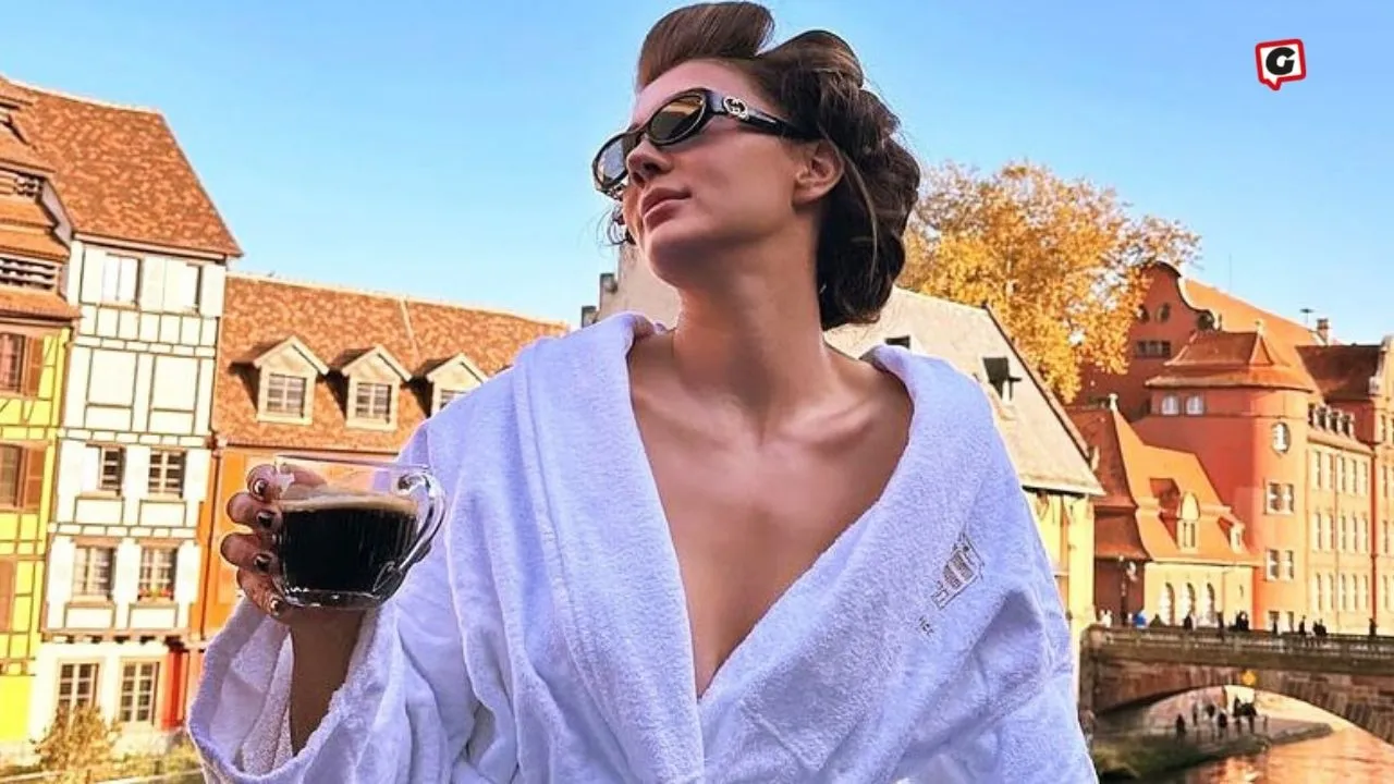 Burcu Özberk'in Tatil Pozları Sosyal Medyada Yankı Uyandırdı