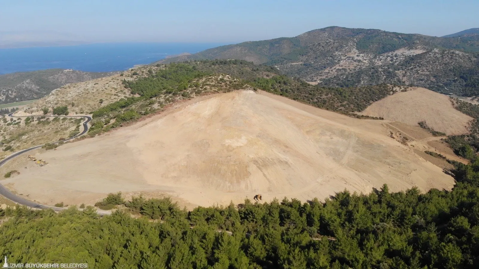 İzmir Büyükşehir Belediye Başkanı Cemil Tugay, güneş enerjisi yatırımlarına karşı olmadığını ancak plansız ve verimsiz yatırımlara karşı olduğunu belirtti.