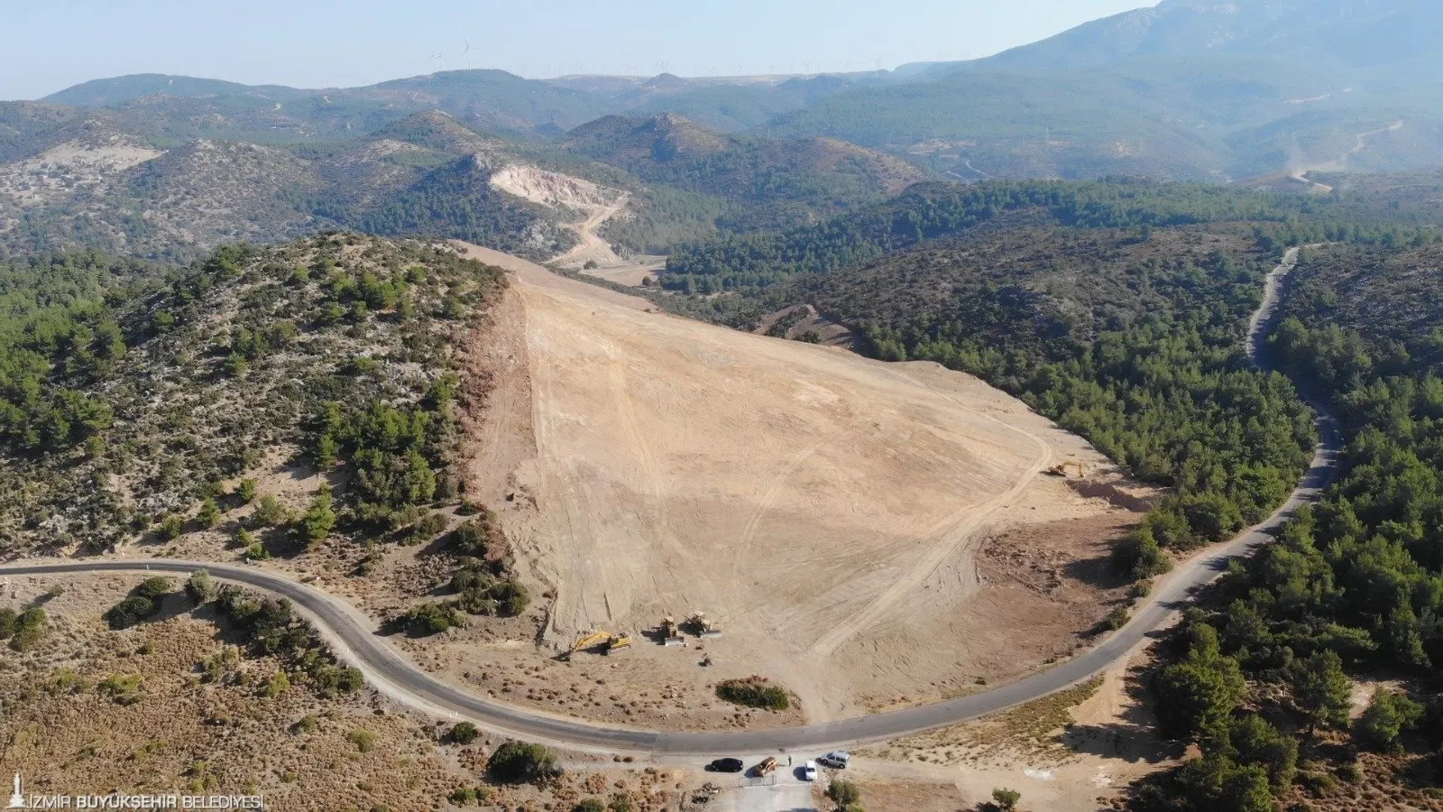 İzmir Büyükşehir Belediye Başkanı Cemil Tugay, güneş enerjisi yatırımlarına karşı olmadığını ancak plansız ve verimsiz yatırımlara karşı olduğunu belirtti.