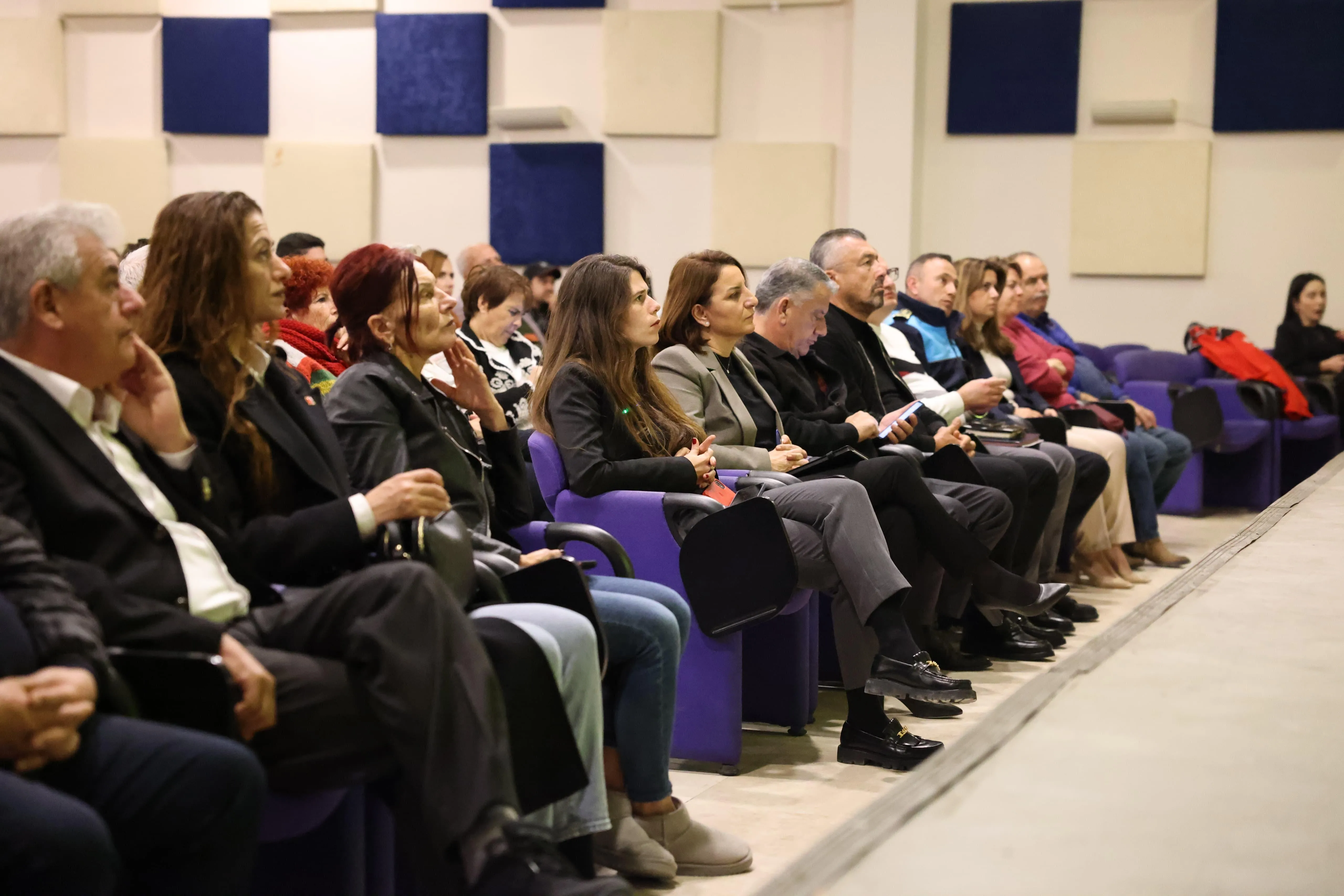 Çeşme Belediyesi, olası afetlere karşı hazırlıklarını artırmak amacıyla temel afet bilinci eğitimi başlattı.