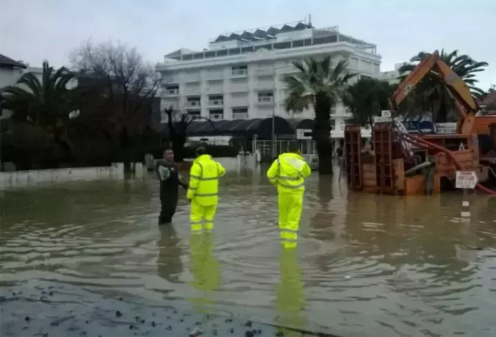 Çeşme ilçesinde sabah saatlerinde etkili olan sağanak yağış, yolları göle çevirerek trafikte zorluklara yol açtı. Belediye ekipleri, su tahliyesi ve temizlik çalışmalarına hız verdi.