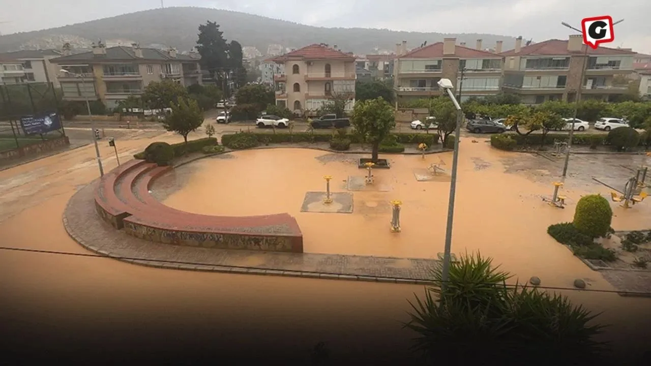 Çeşme'de Sağanak Yağış Hayatı Olumsuz Etkiledi, Yollar Göl Oldu