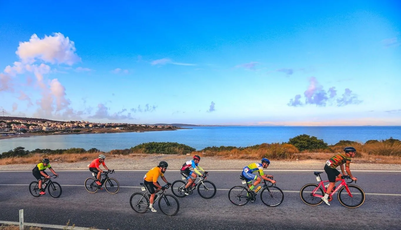 Çeşme, 2-3 Kasım'da Veloturk Gran Fondo by Salcano ile 8. kez bisiklet tutkunlarını ağırlıyor. Üç parkurda yapılacak yarış, spor ve sosyal farkındalık için bisikletçileri bir araya getirecek.