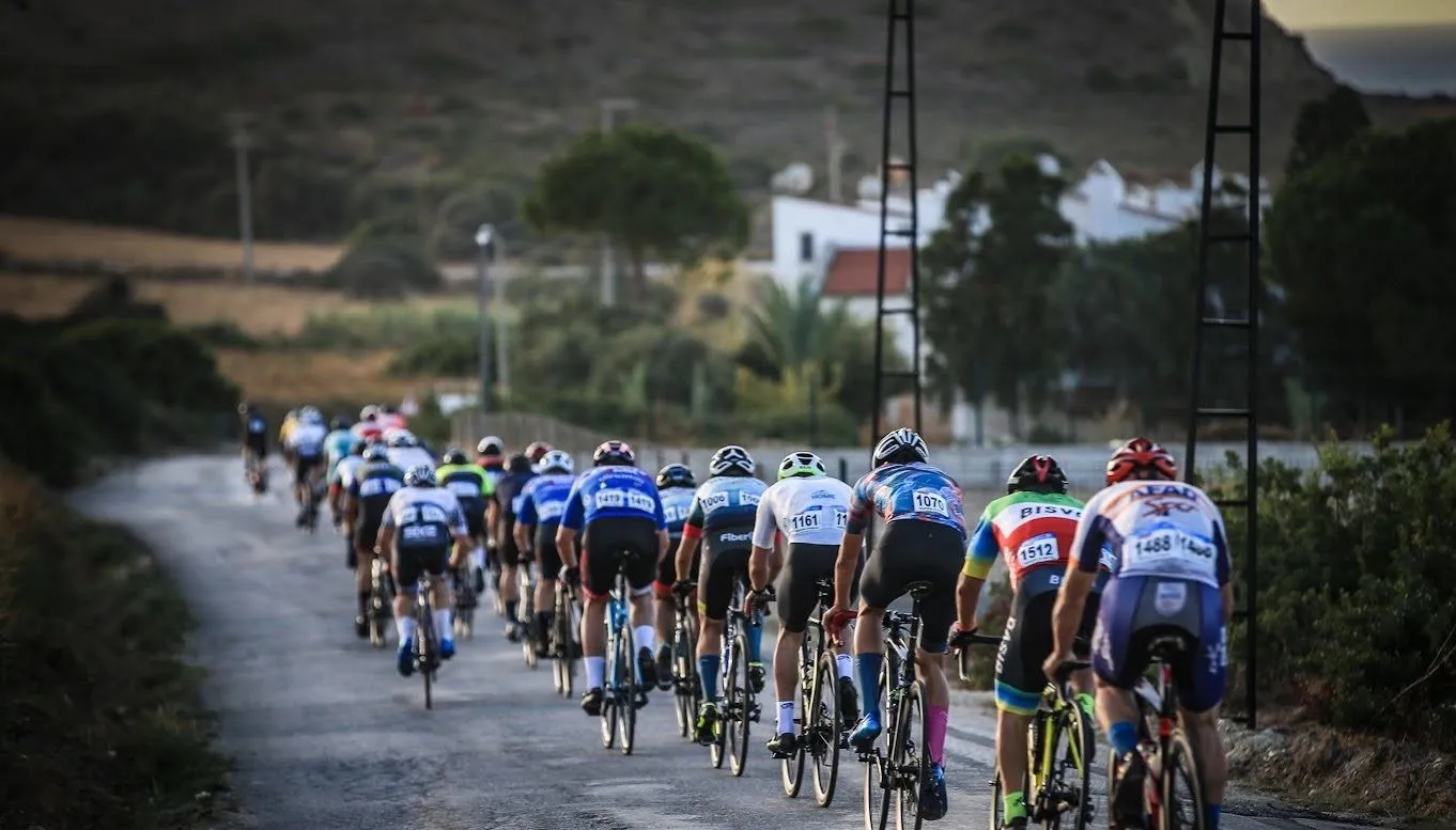 Çeşme, 2-3 Kasım'da Veloturk Gran Fondo by Salcano ile 8. kez bisiklet tutkunlarını ağırlıyor. Üç parkurda yapılacak yarış, spor ve sosyal farkındalık için bisikletçileri bir araya getirecek.