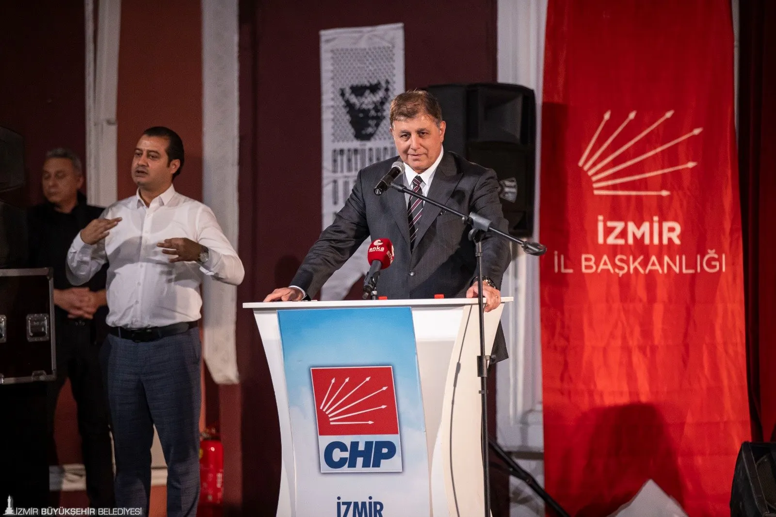 CHP İzmir ve ADD, Atatürk'ün 86. ölüm yıl dönümünde anma etkinliği düzenledi. Başkan Tugay, "Türkiye Atatürk gibi bir lidere sahip olduğu için çok şanslı, izinden gideceğiz" dedi.